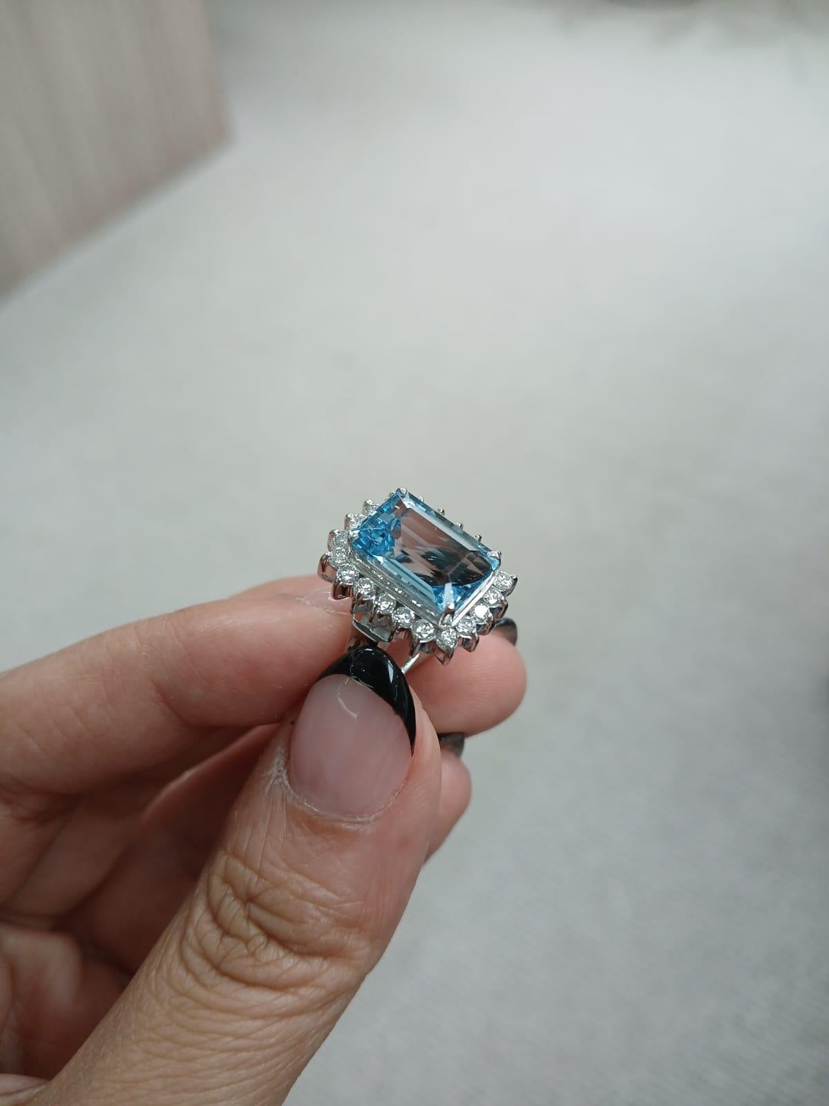 Set in Platinum 900, 4.69 Carats Aquamarine & Diamonds Engagement Cocktail Ring For Sale 2