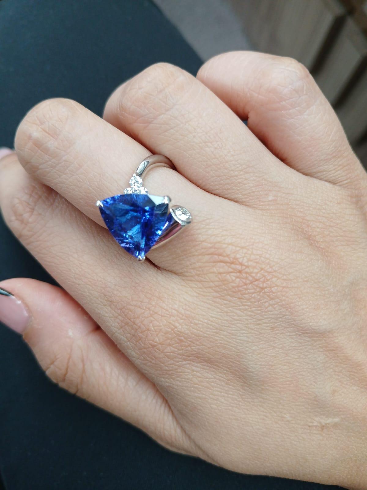 Set in Platinum 900, 5.80 Carats Tanzanite & Diamonds Engagement Ring For Sale 3