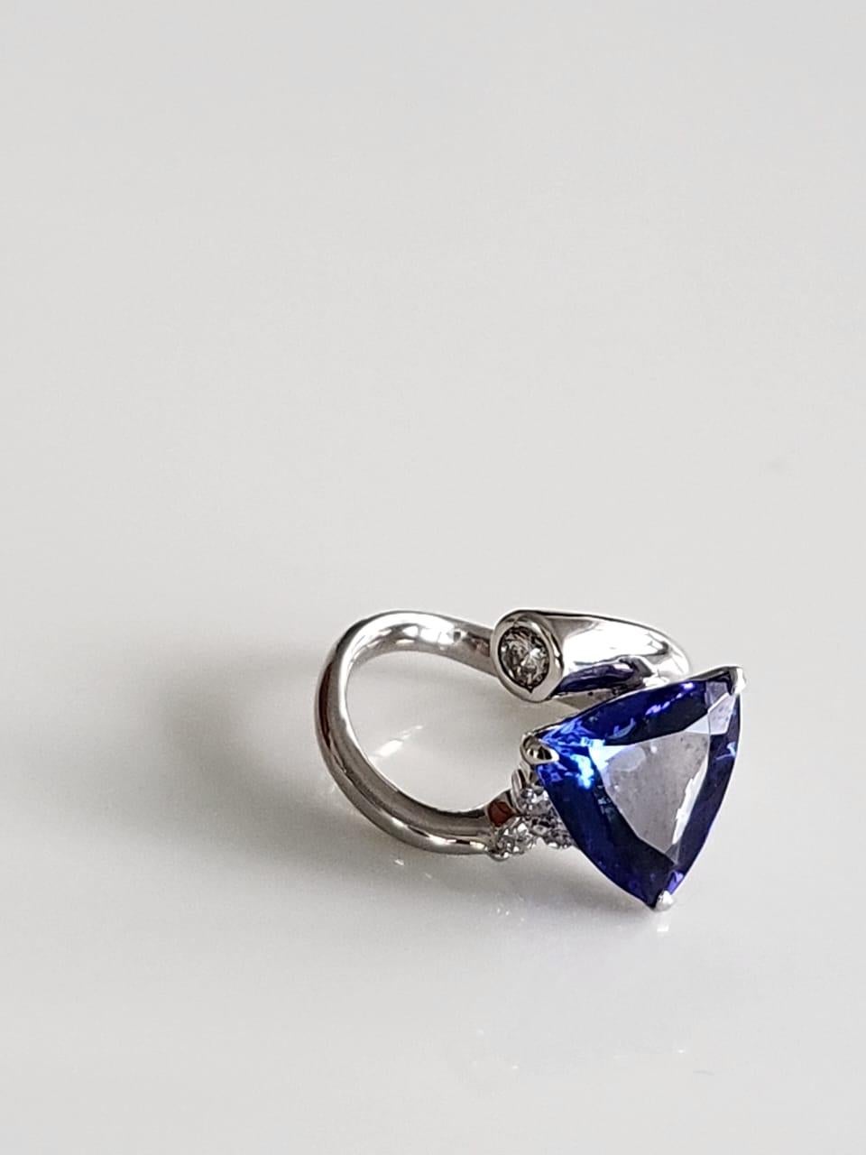Modern Set in Platinum 900, 5.80 Carats Tanzanite & Diamonds Engagement Ring For Sale
