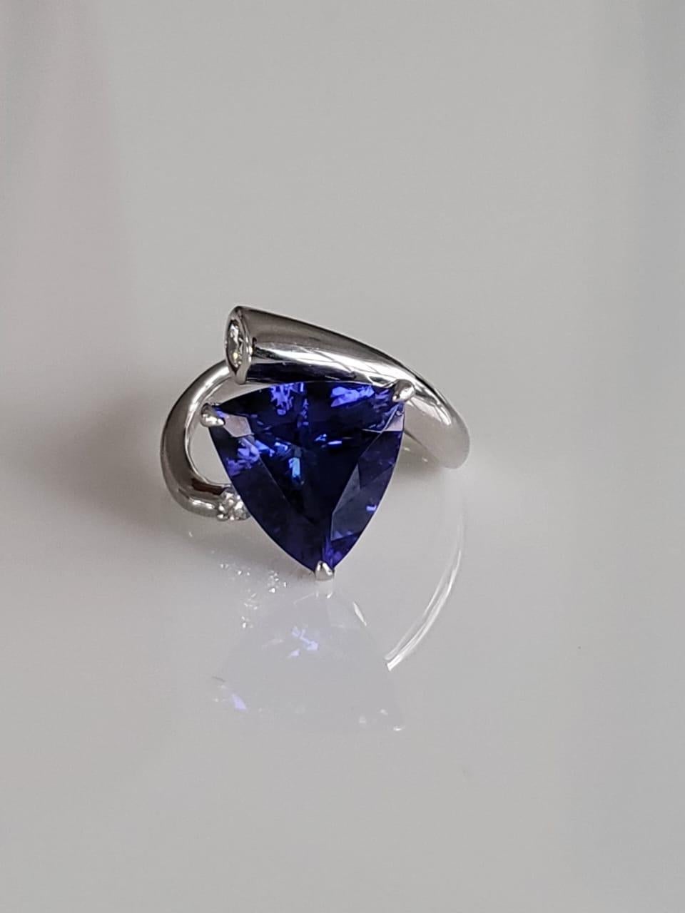 Set in Platinum 900, 5.80 Carats Tanzanite & Diamonds Engagement Ring In New Condition For Sale In Hong Kong, HK