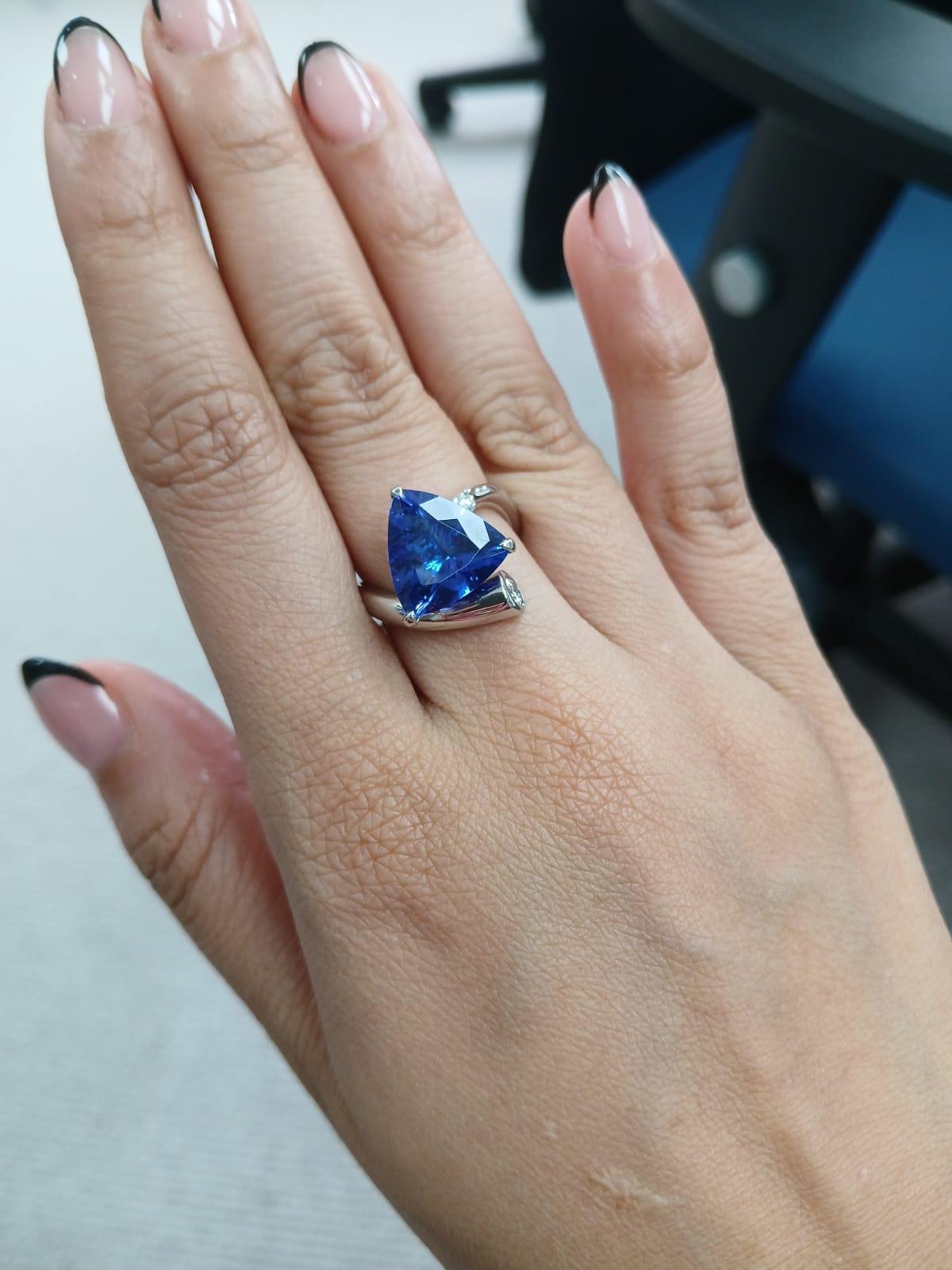 Women's or Men's Set in Platinum 900, 5.80 Carats Tanzanite & Diamonds Engagement Ring For Sale