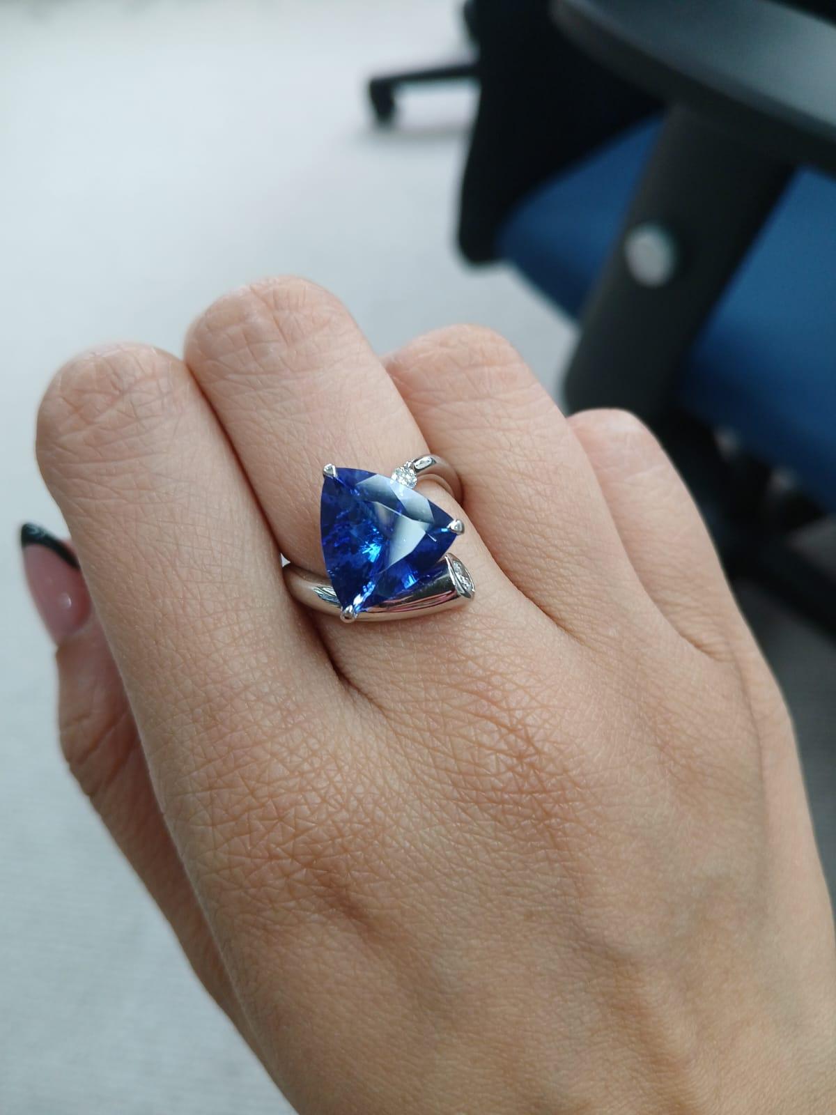Set in Platinum 900, 5.80 Carats Tanzanite & Diamonds Engagement Ring For Sale 2