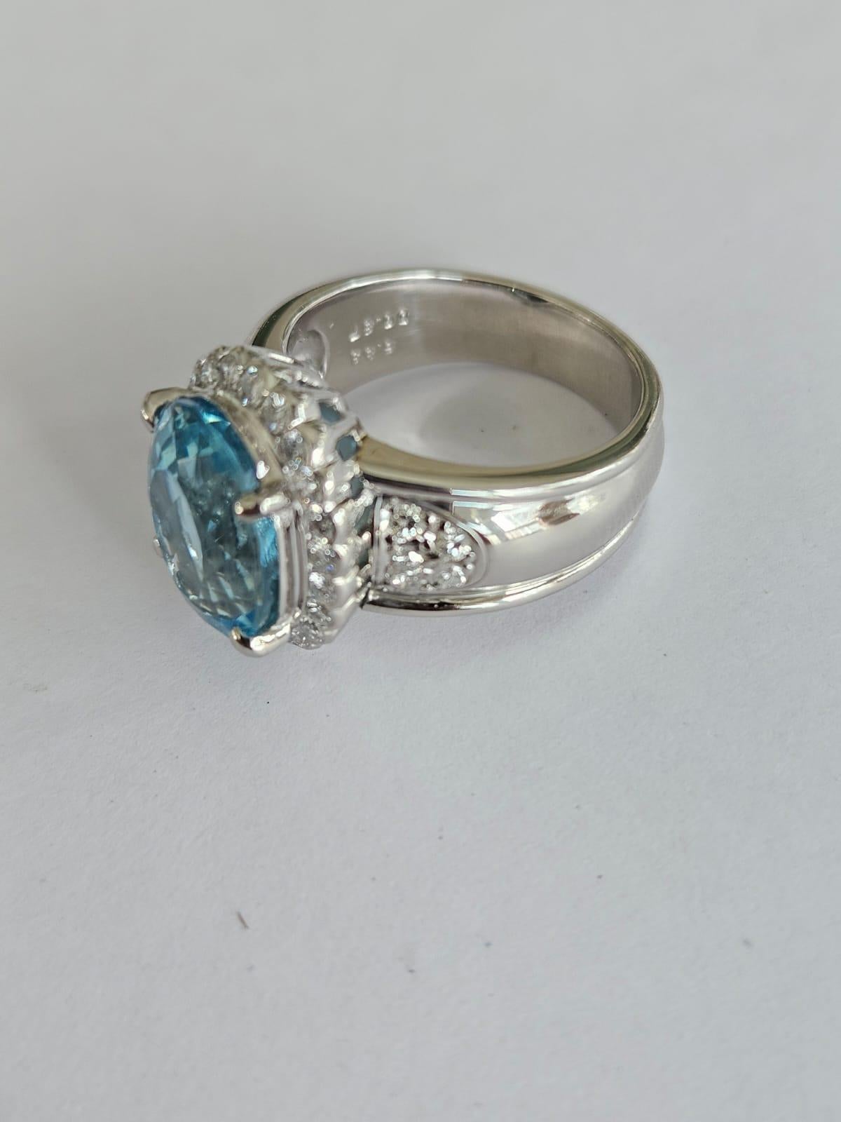 Oval Cut Set in Platinum 900, 6.83 carats, Aquamarine & Diamonds Engagement Cocktail Ring For Sale