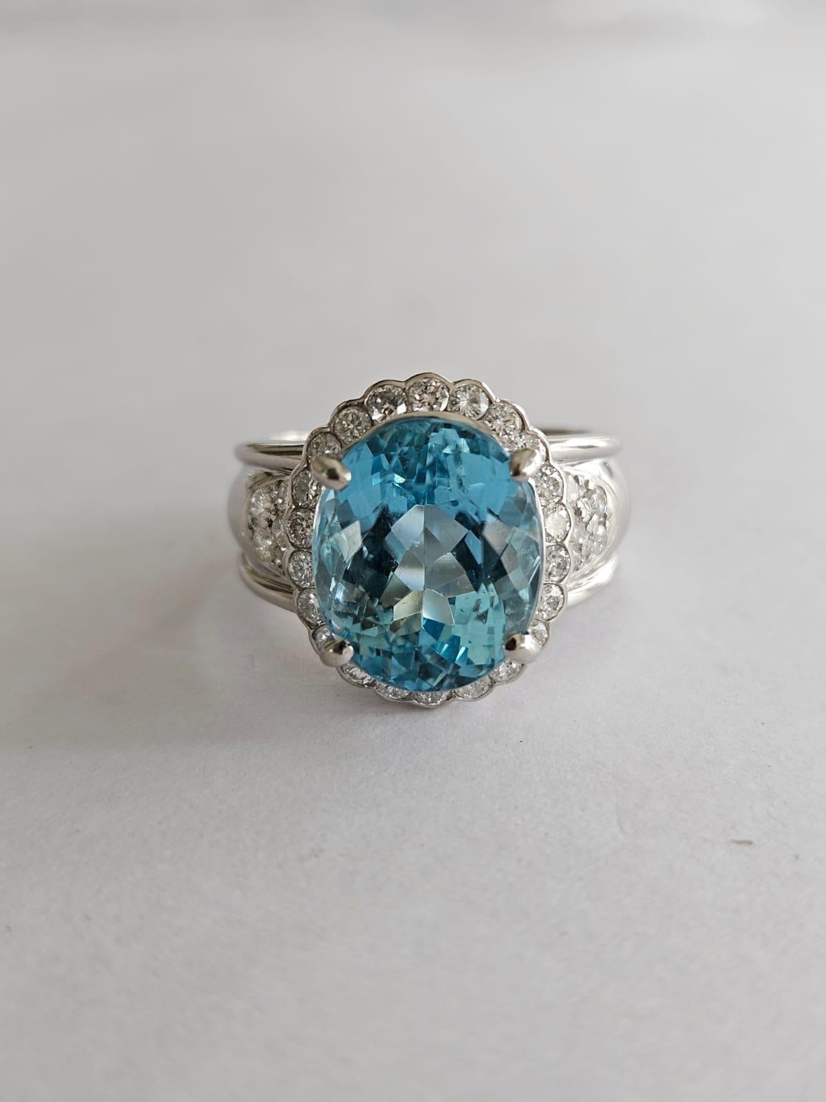 Set in Platinum 900, 6.83 carats, Aquamarine & Diamonds Engagement Cocktail Ring In New Condition For Sale In Hong Kong, HK