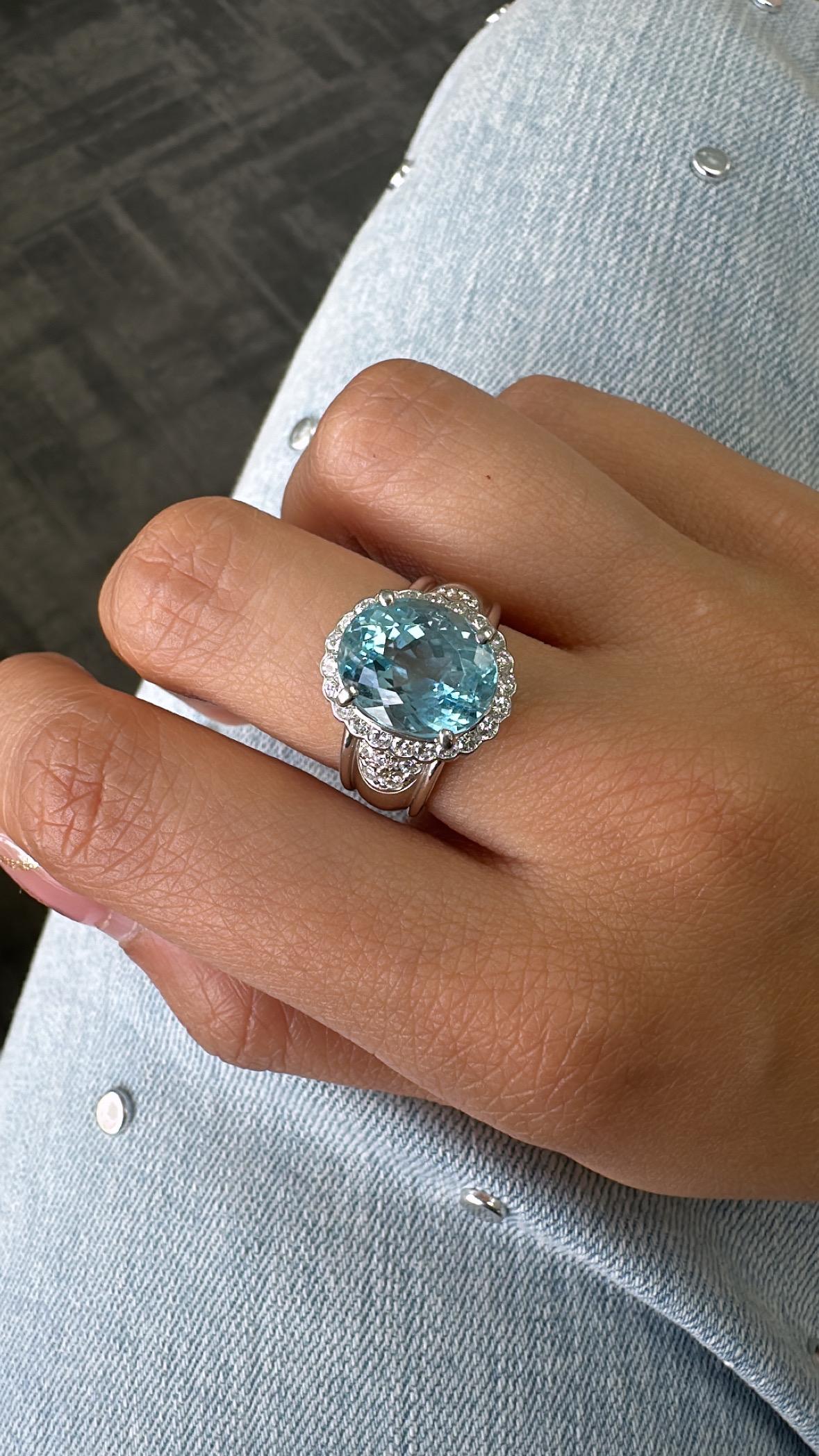 Set in Platinum 900, 6.83 carats, Aquamarine & Diamonds Engagement Cocktail Ring For Sale 1