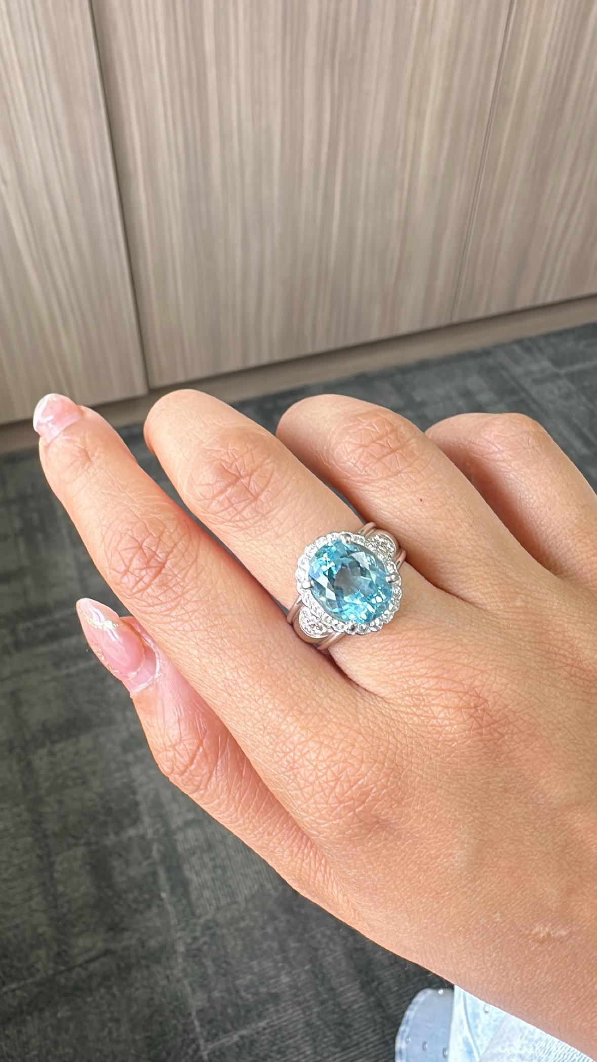 Set in Platinum 900, 6.83 carats, Aquamarine & Diamonds Engagement Cocktail Ring For Sale 2