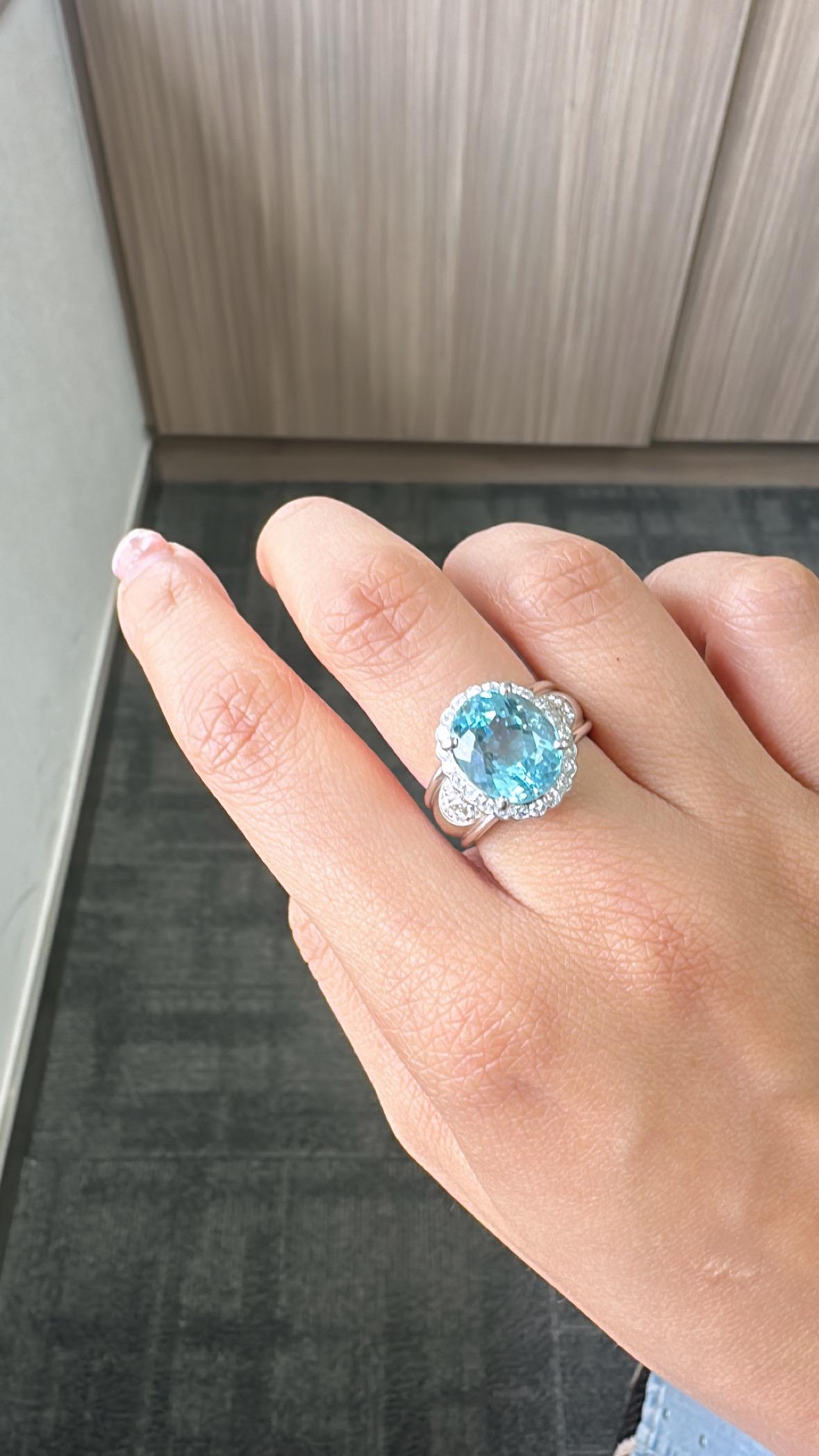 Set in Platinum 900, 6.83 carats, Aquamarine & Diamonds Engagement Cocktail Ring For Sale 3