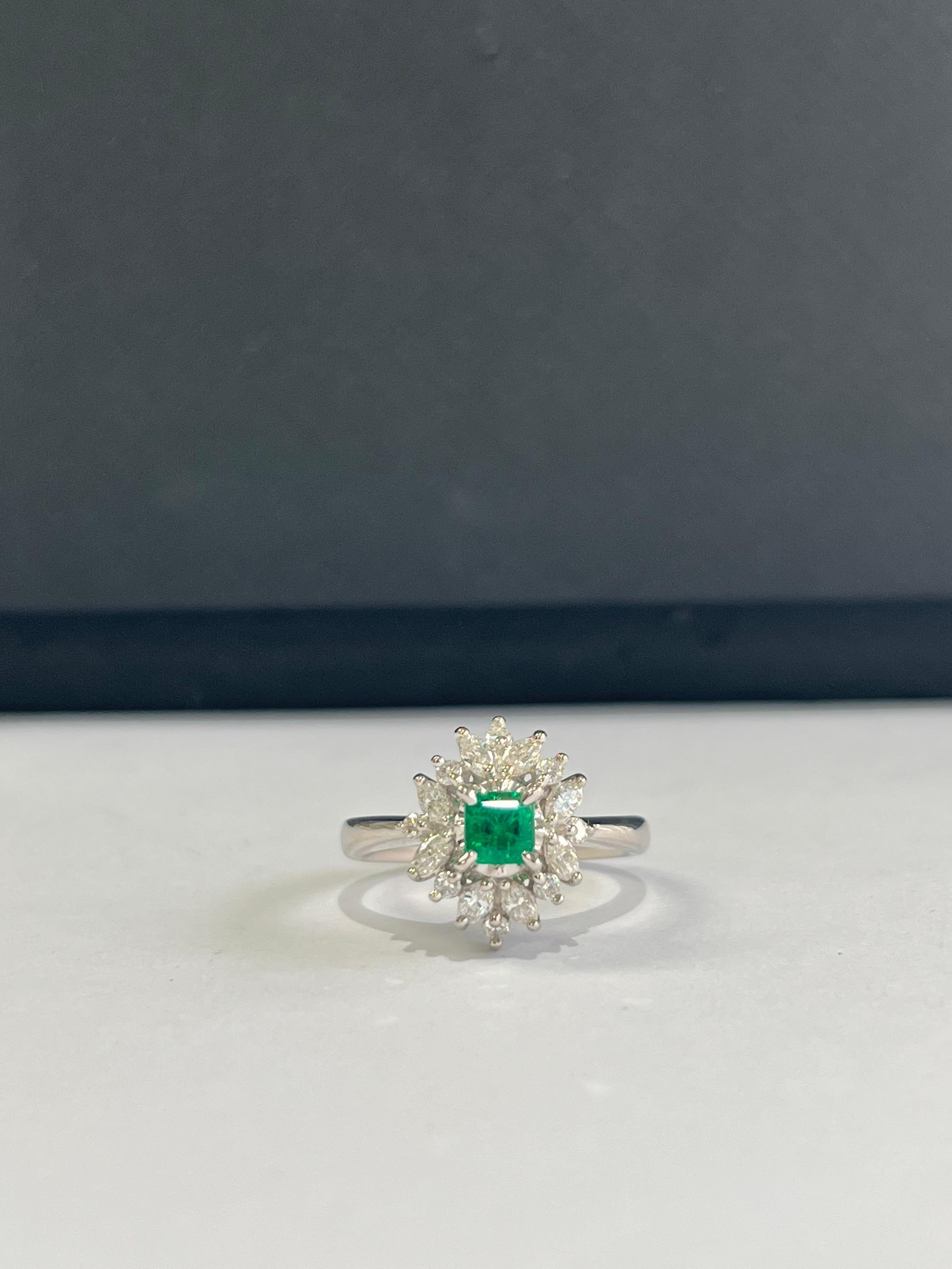 Verlobungsring aus Platin 900, natürlicher kolumbianischer Smaragd und Diamanten (Moderne) im Angebot
