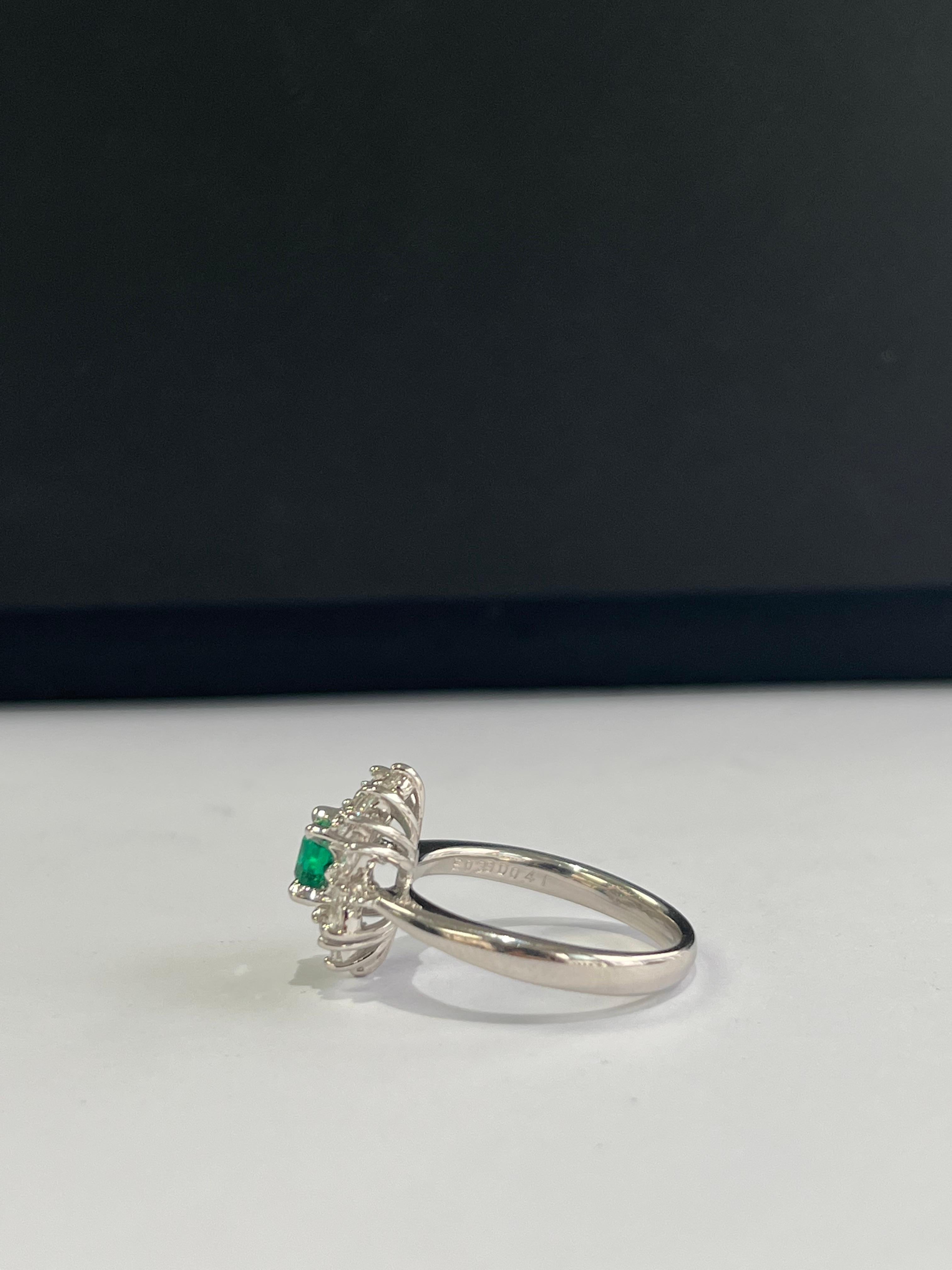 Verlobungsring aus Platin 900, natürlicher kolumbianischer Smaragd und Diamanten (Marquiseschliff) im Angebot