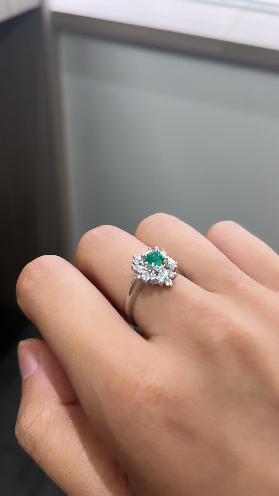 Set in Platinum 900, Natural Columbian Emerald & Diamonds Engagement Ring In New Condition For Sale In Hong Kong, HK
