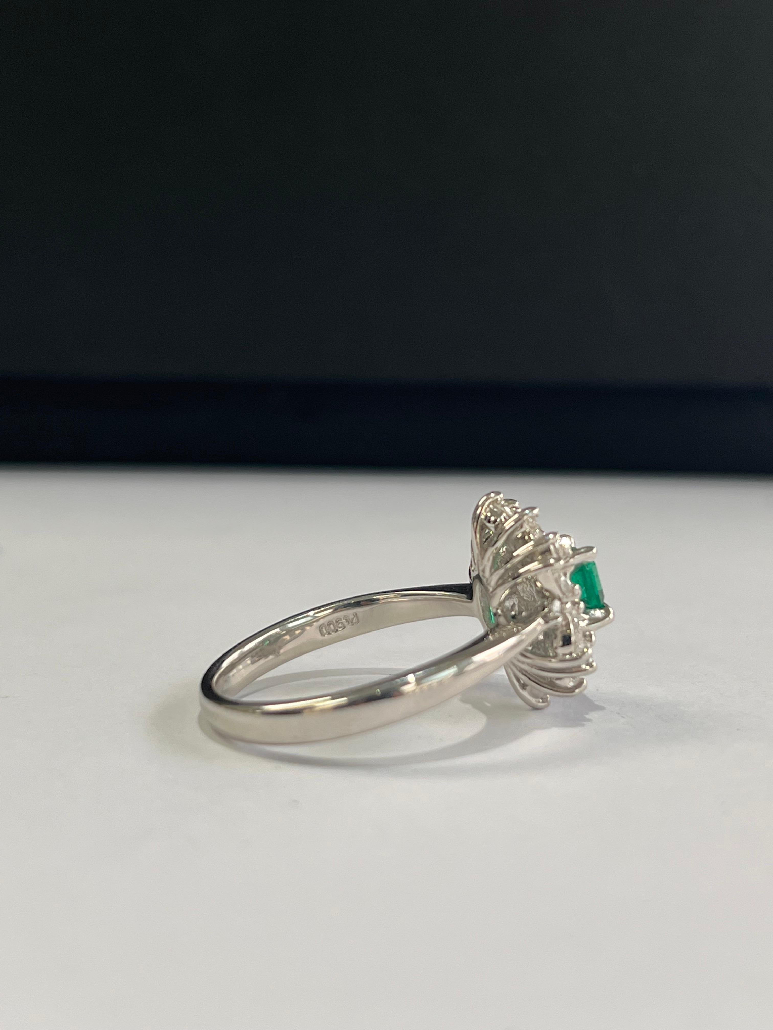 Verlobungsring aus Platin 900, natürlicher kolumbianischer Smaragd und Diamanten im Angebot 1