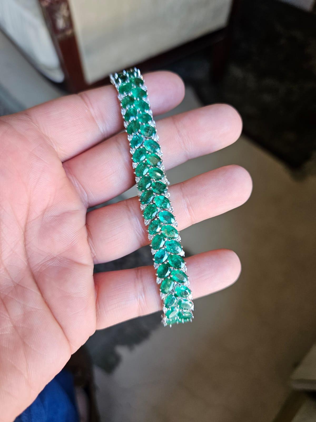 Oval Cut Set in Platinum 950, 28.81 carats, Zambian Emeralds & Diamonds Link Bracelet