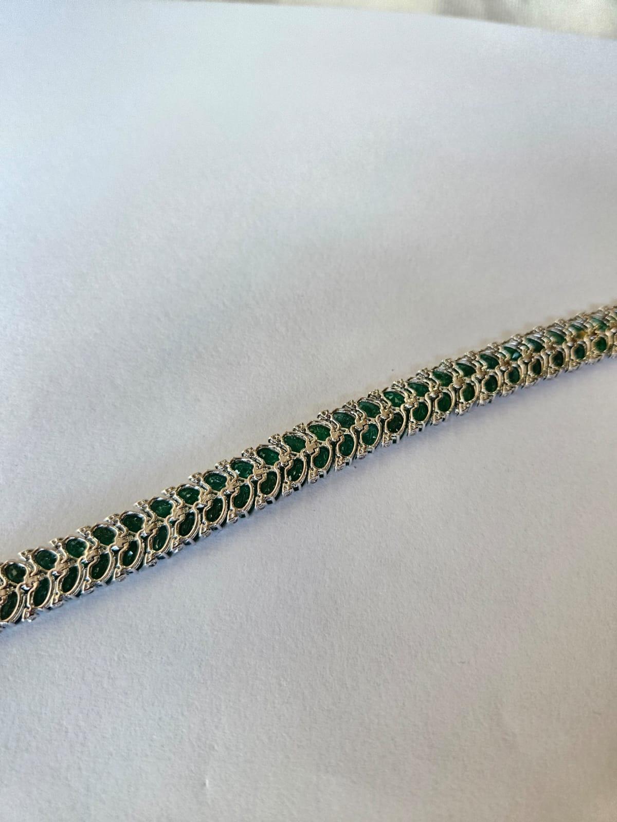 Set in Platinum 950, 28.81 carats, Zambian Emeralds & Diamonds Link Bracelet In New Condition In Hong Kong, HK