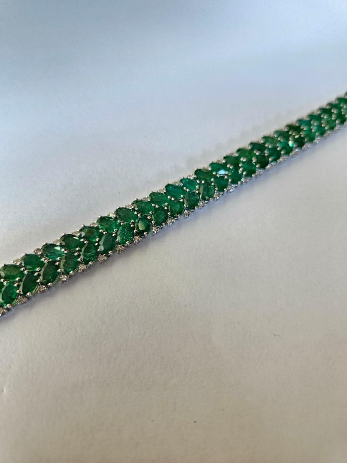 Women's or Men's Set in Platinum 950, 28.81 carats, Zambian Emeralds & Diamonds Link Bracelet