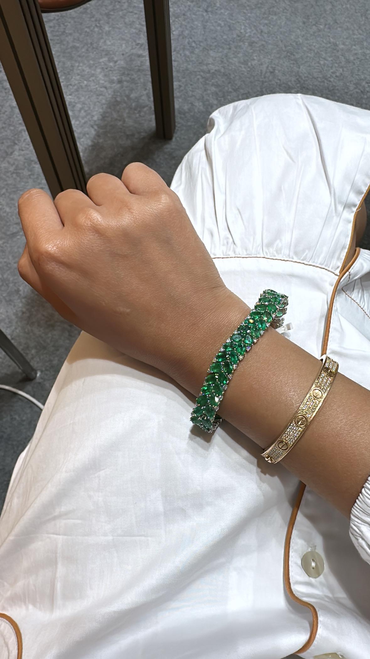 Set in Platinum 950, 28.81 carats, Zambian Emeralds & Diamonds Link Bracelet 1