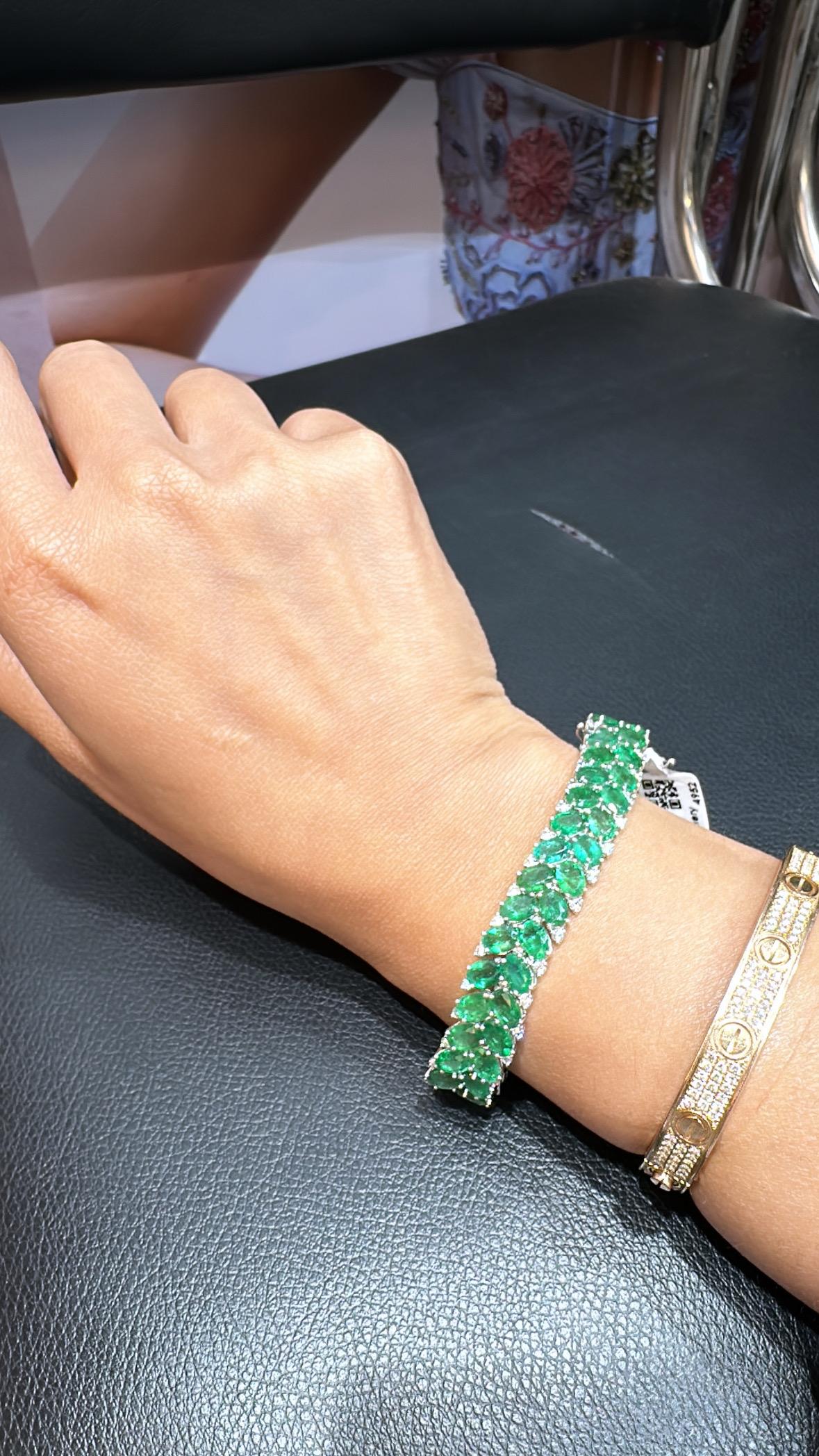 Set in Platinum 950, 28.81 carats, Zambian Emeralds & Diamonds Link Bracelet 2