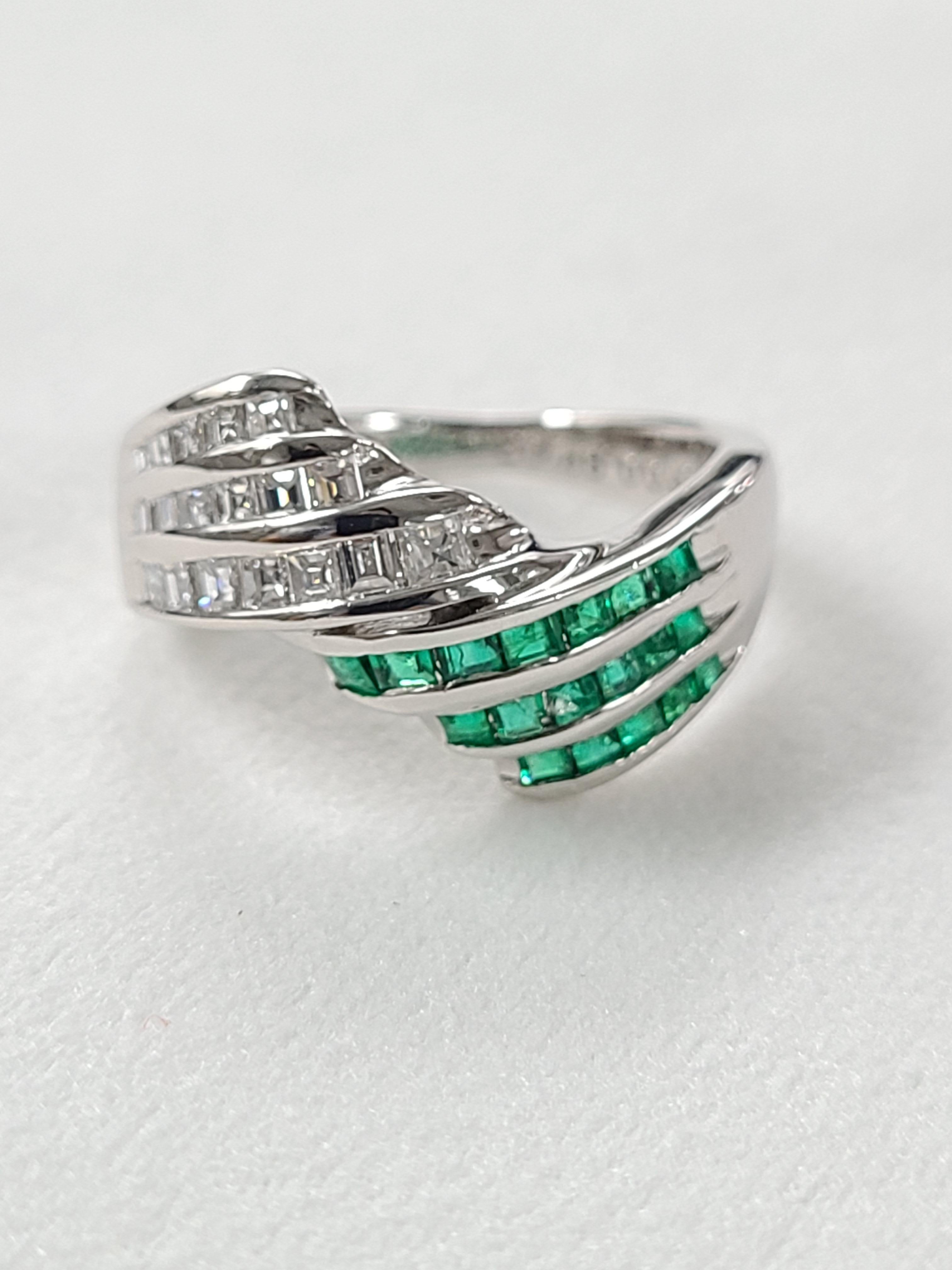 Taille baguette Bague en platine PT 900 avec émeraude et diamants en vente