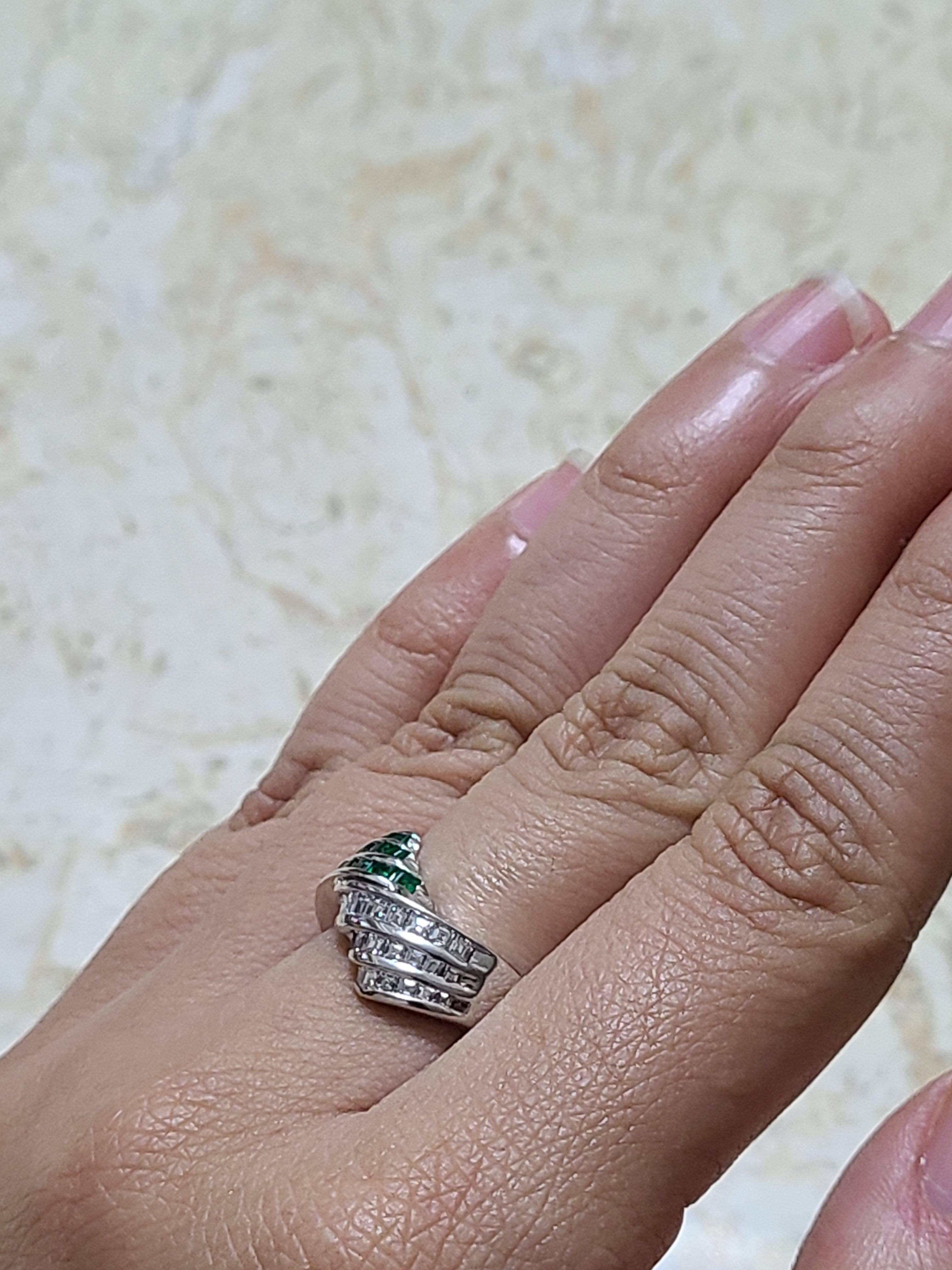 Bague en platine PT 900 avec émeraude et diamants en vente 2