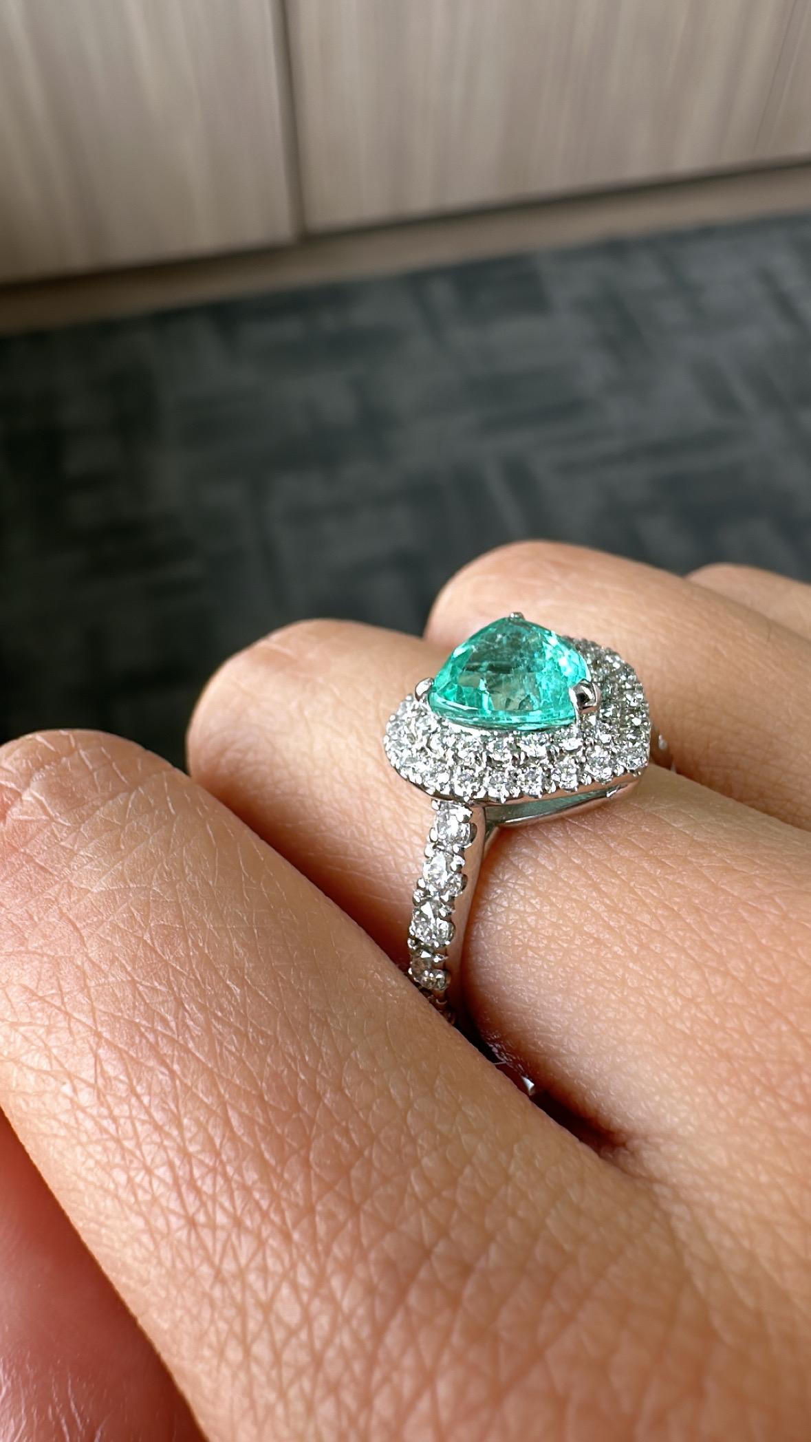 Set in Platinum900, 1.68 carats, Paraiba Tourmaline & Diamonds Engagement Ring In New Condition For Sale In Hong Kong, HK
