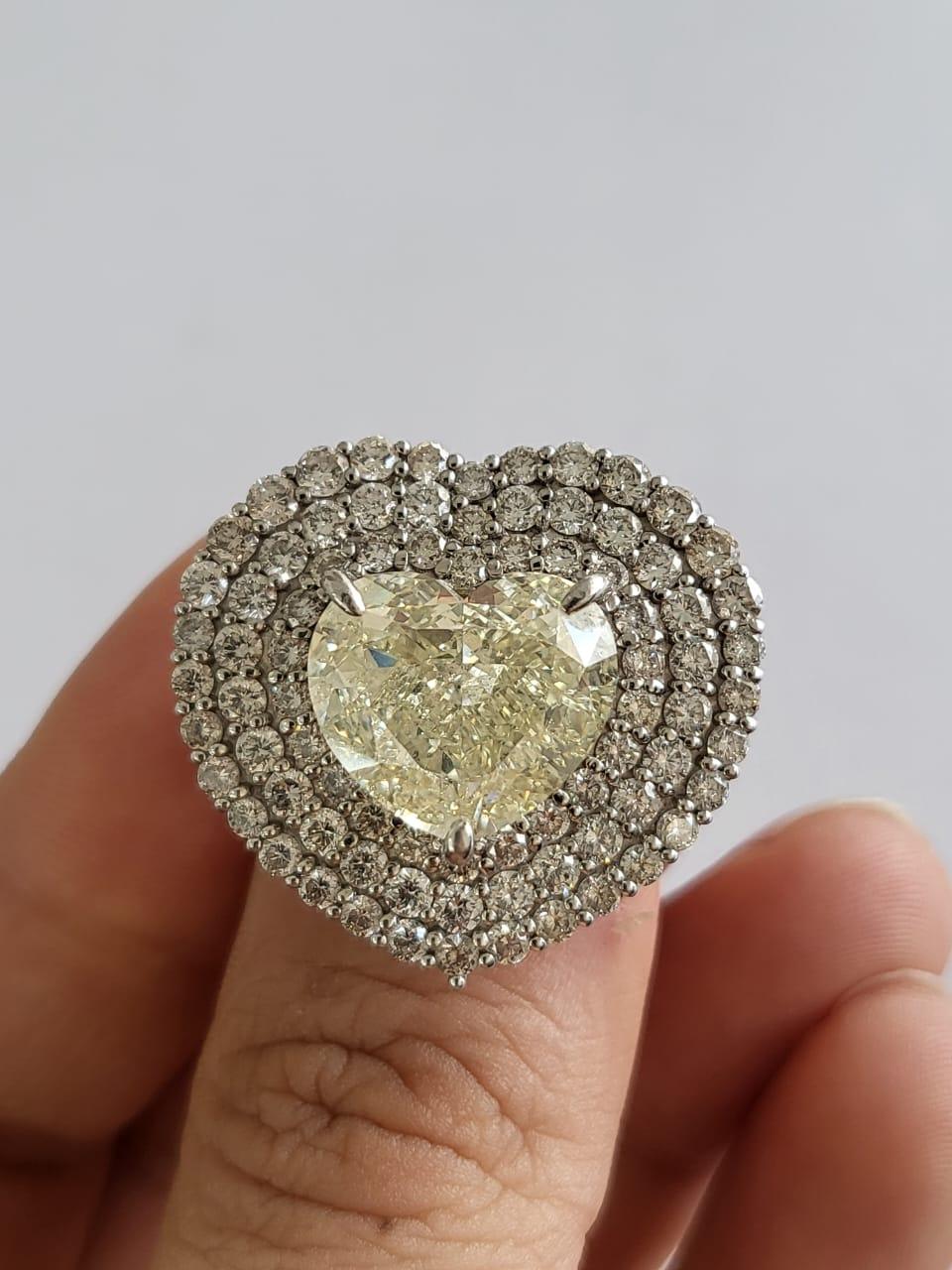 Une bague de fiançailles en diamants très spéciale et unique en son genre, sertie de PT900 et de diamants. Le poids du diamant central en forme de cœur est de 10,01 carats. Le diamant est de couleur N et de qualité VS2. Les dimensions du cœur