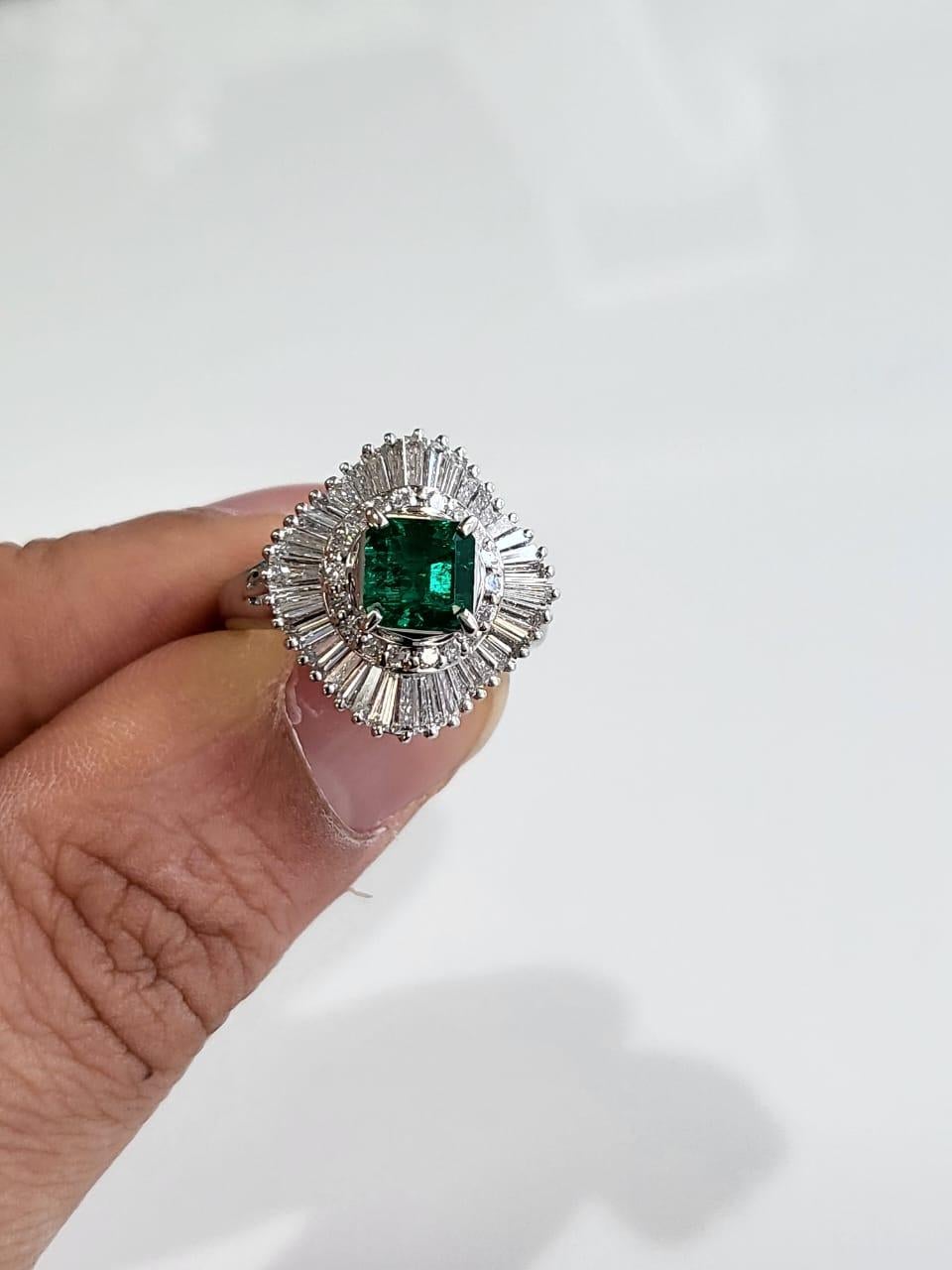 Modern Set in PT900, 1.09 carats, natural Colombian Emerald & Diamonds Engagement Ring For Sale