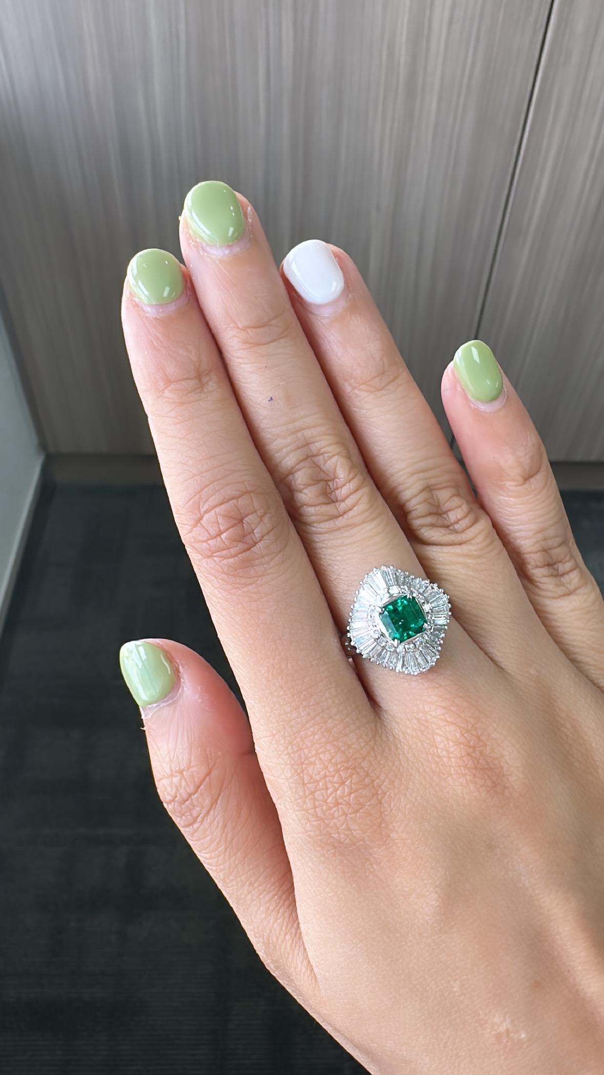 Set in PT900, 1.09 carats, natural Colombian Emerald & Diamonds Engagement Ring For Sale 1