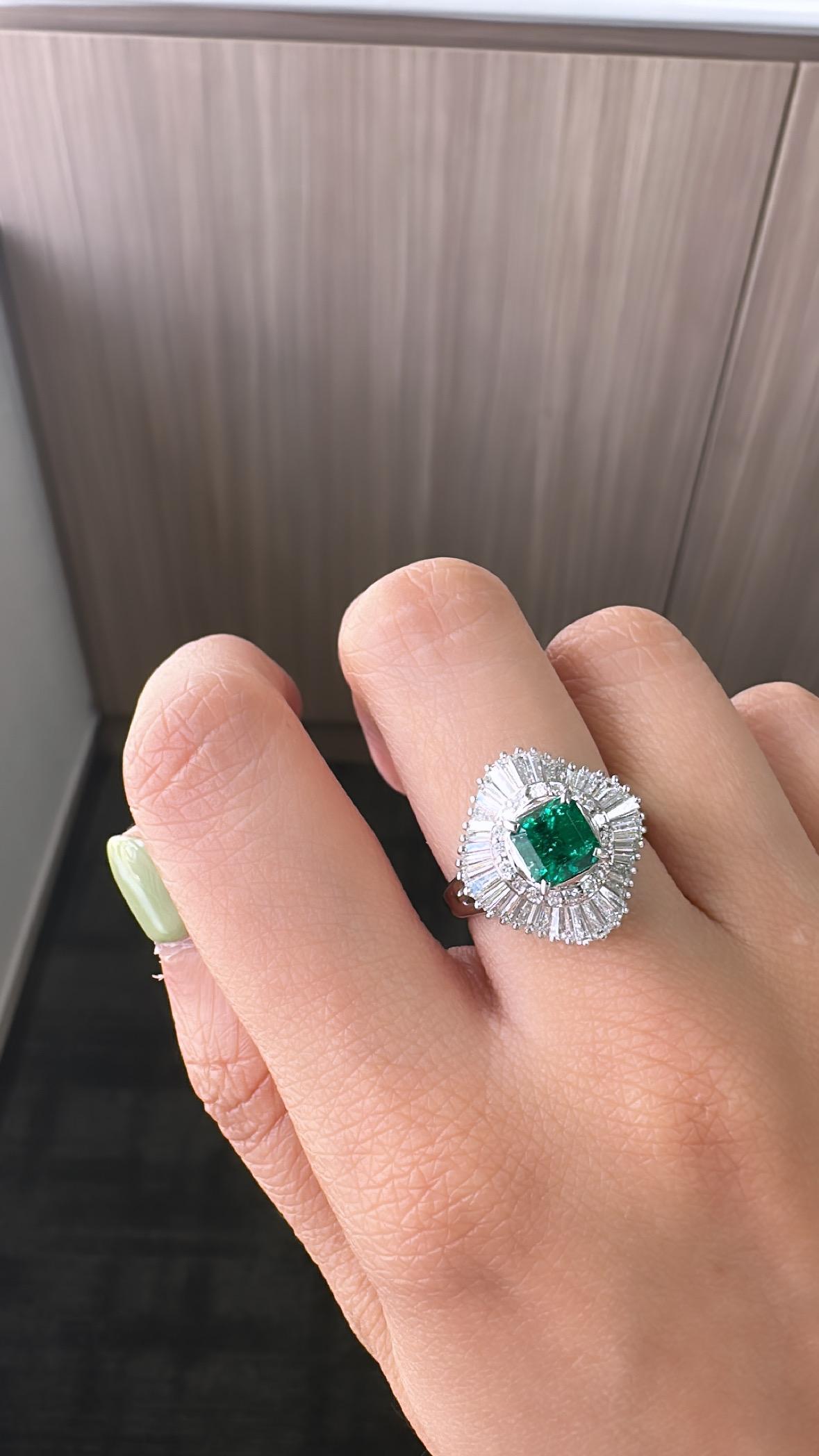 Set in PT900, 1.09 carats, natural Colombian Emerald & Diamonds Engagement Ring For Sale 2