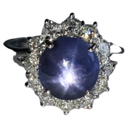 Eine sehr herrliche und schöne Blue Star Sapphire Ring in Platinum 900 & Diamanten gesetzt. Das Gewicht des Sternsaphirs beträgt 2,72 Karat. Der Sternsaphir ist völlig natürlich und wird nicht behandelt. Das Gewicht der Diamanten beträgt 0,71 Karat.