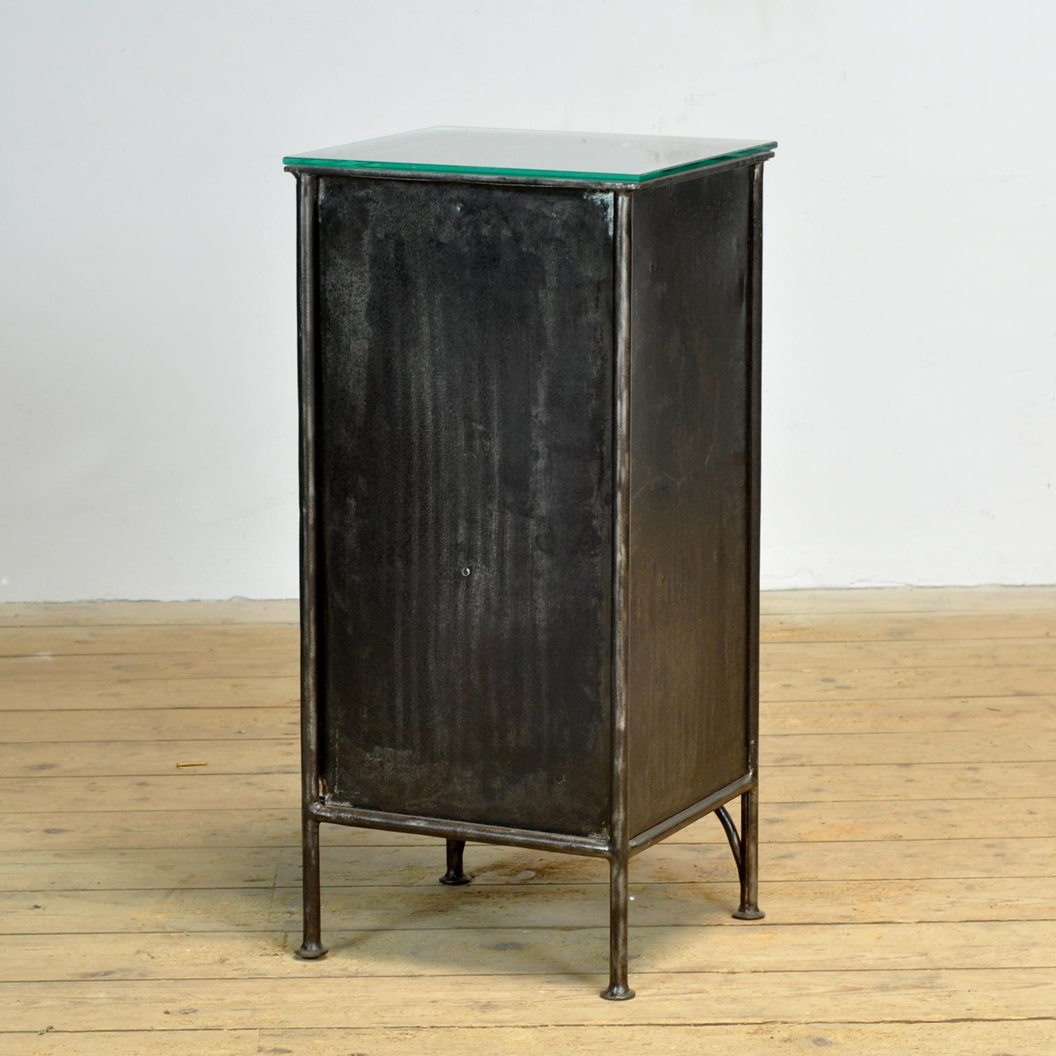 Set di comodini in ferro e vetro, 1900 in vendita 7