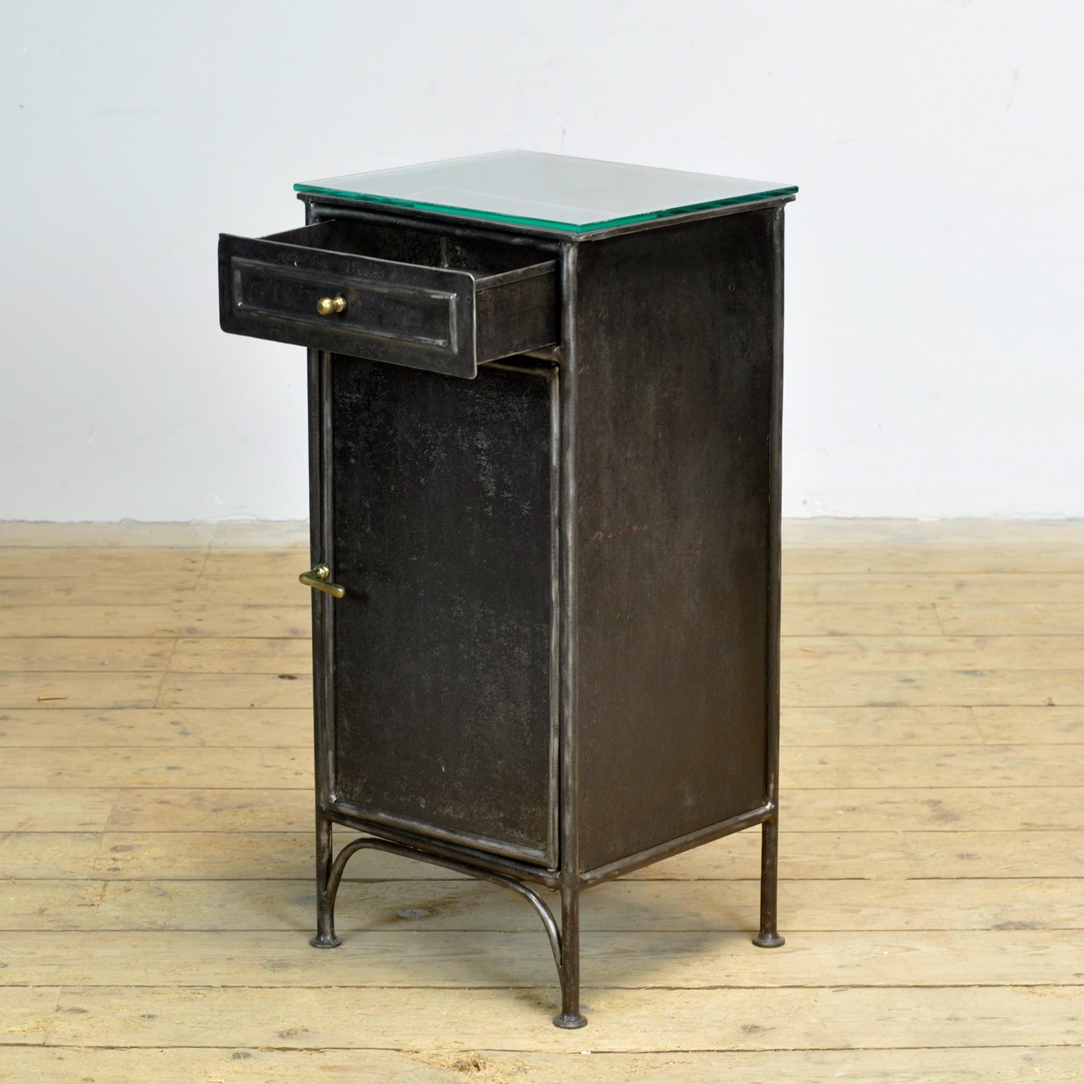 Lucidato Set di comodini in ferro e vetro, 1900 in vendita