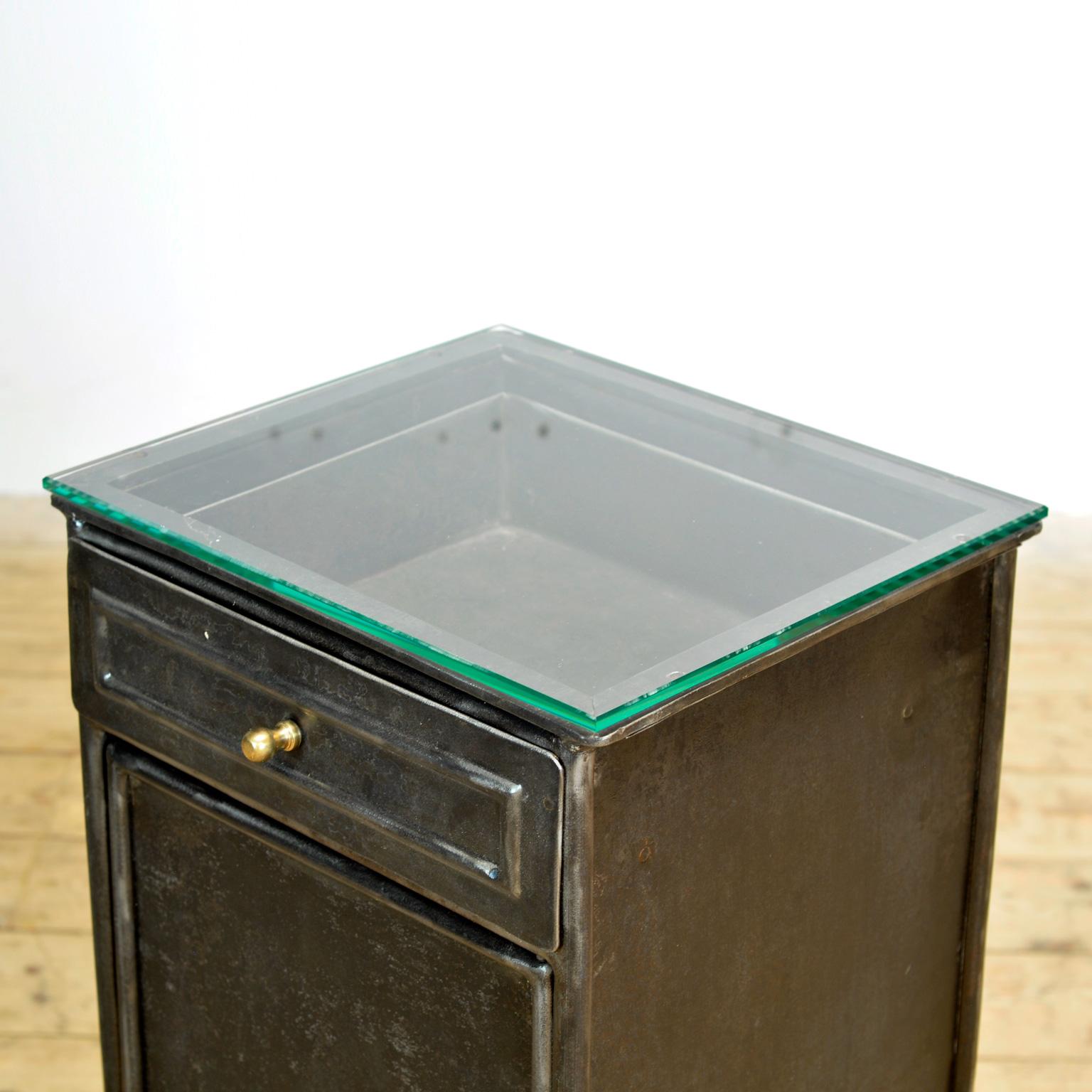 Inizio XX secolo Set di comodini in ferro e vetro, 1900 in vendita