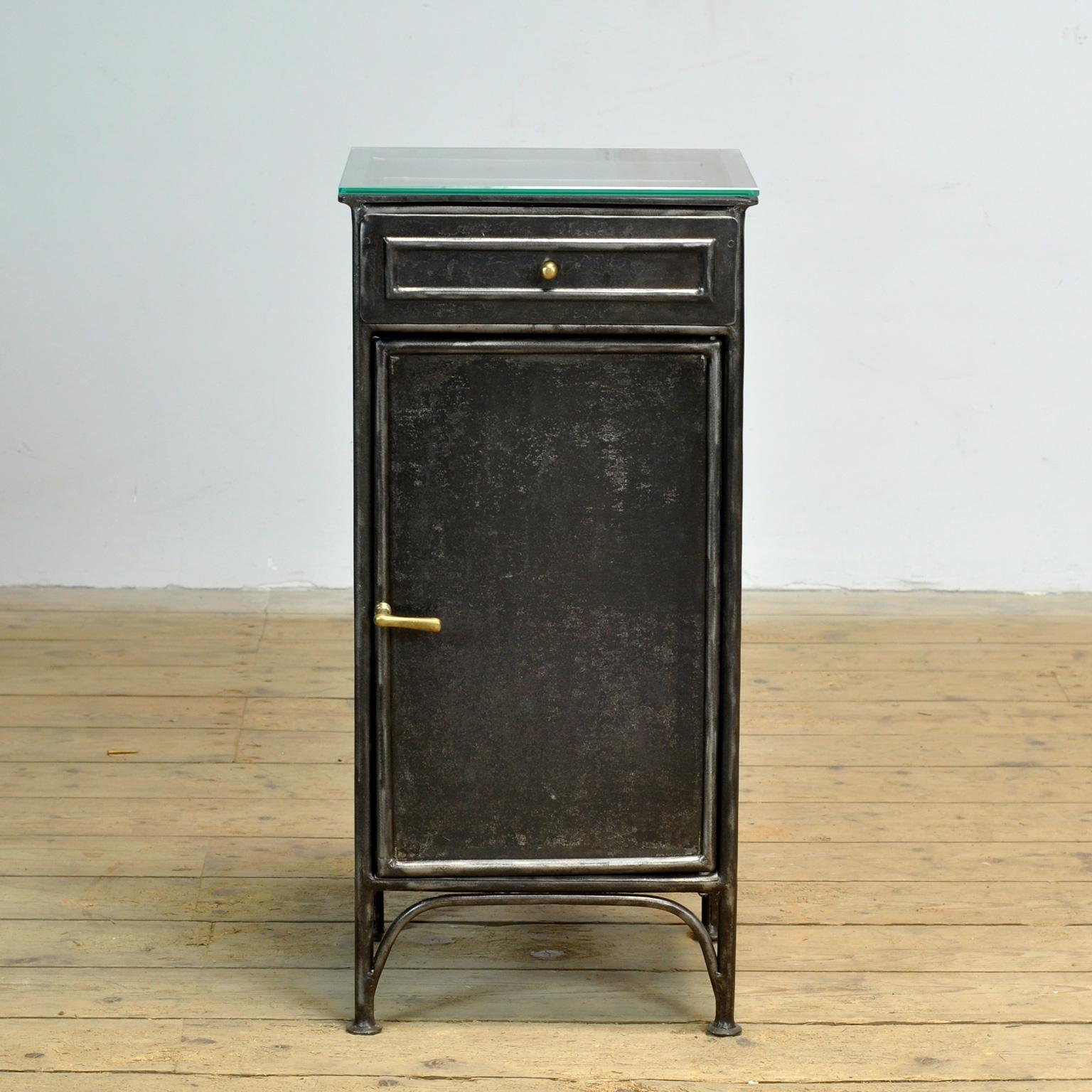 Ottone Set di comodini in ferro e vetro, 1900 in vendita