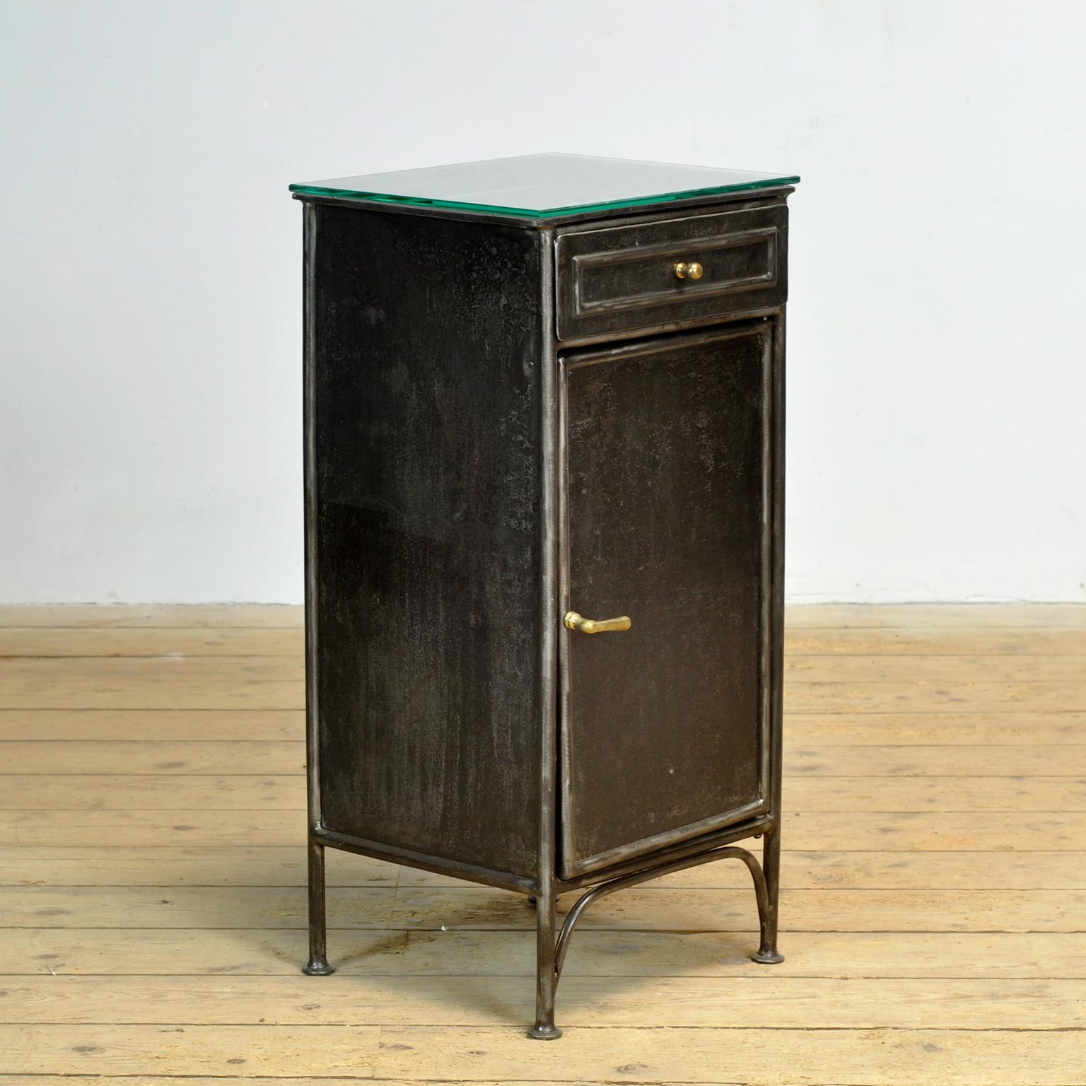 Set di comodini in ferro e vetro, 1900 in vendita 1