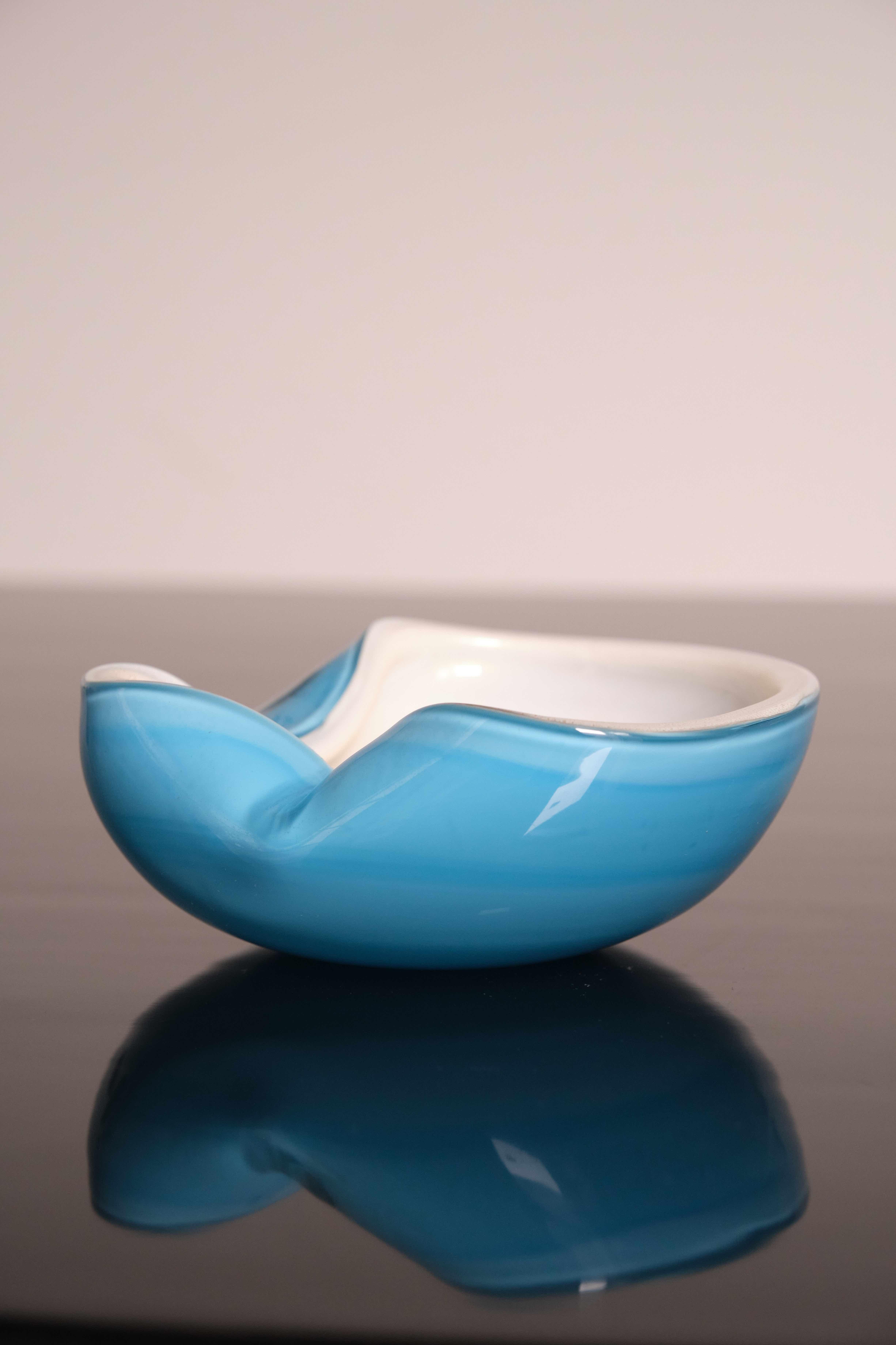 CONJUNTO de cuencos italianos de cristal de Murano azul y blanco, Italia, años 50 en Bueno estado para la venta en Buenos Aires, AR