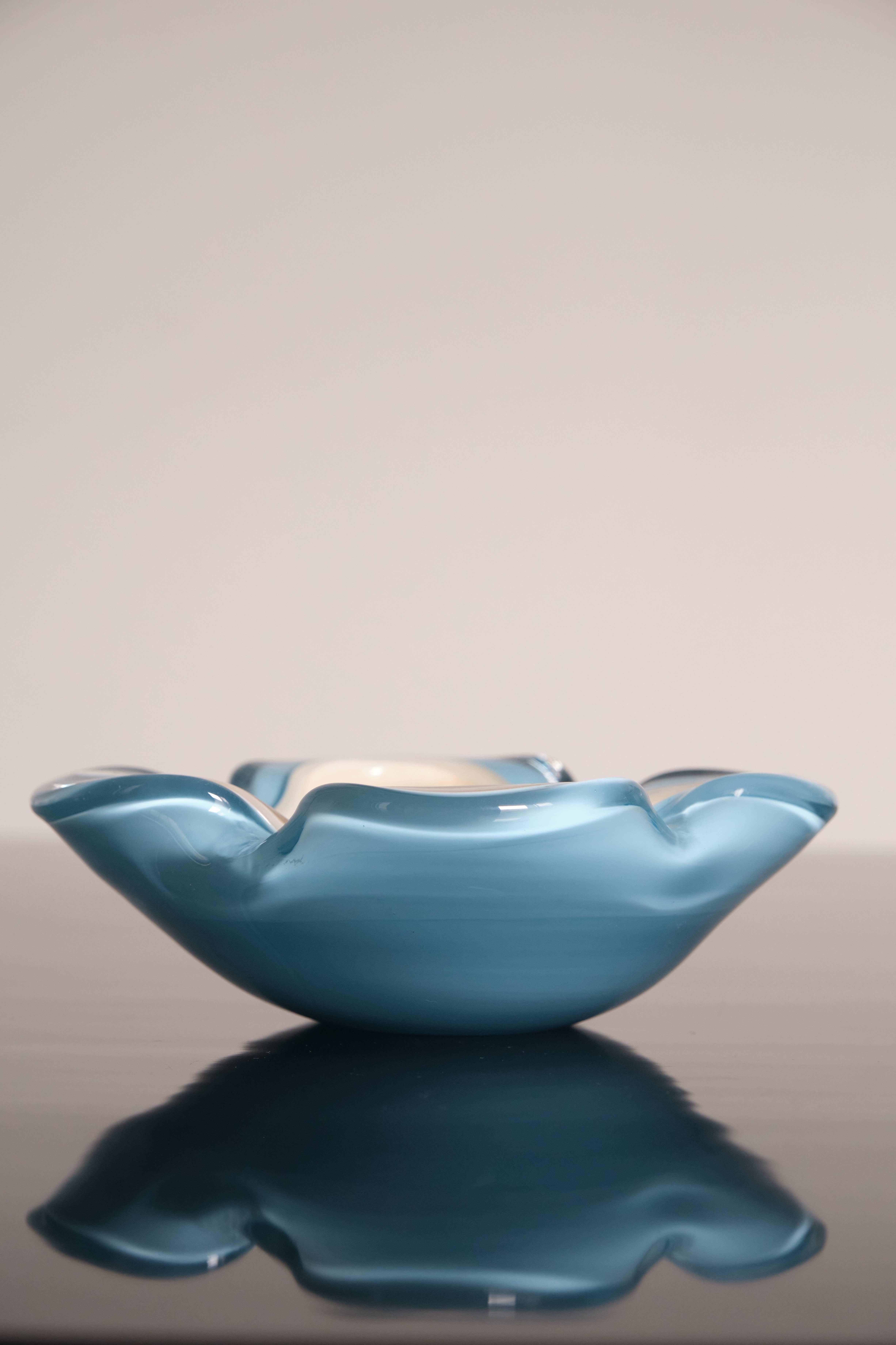 CONJUNTO de cuencos italianos de cristal de Murano azul y blanco, Italia, años 50 siglo XX en venta