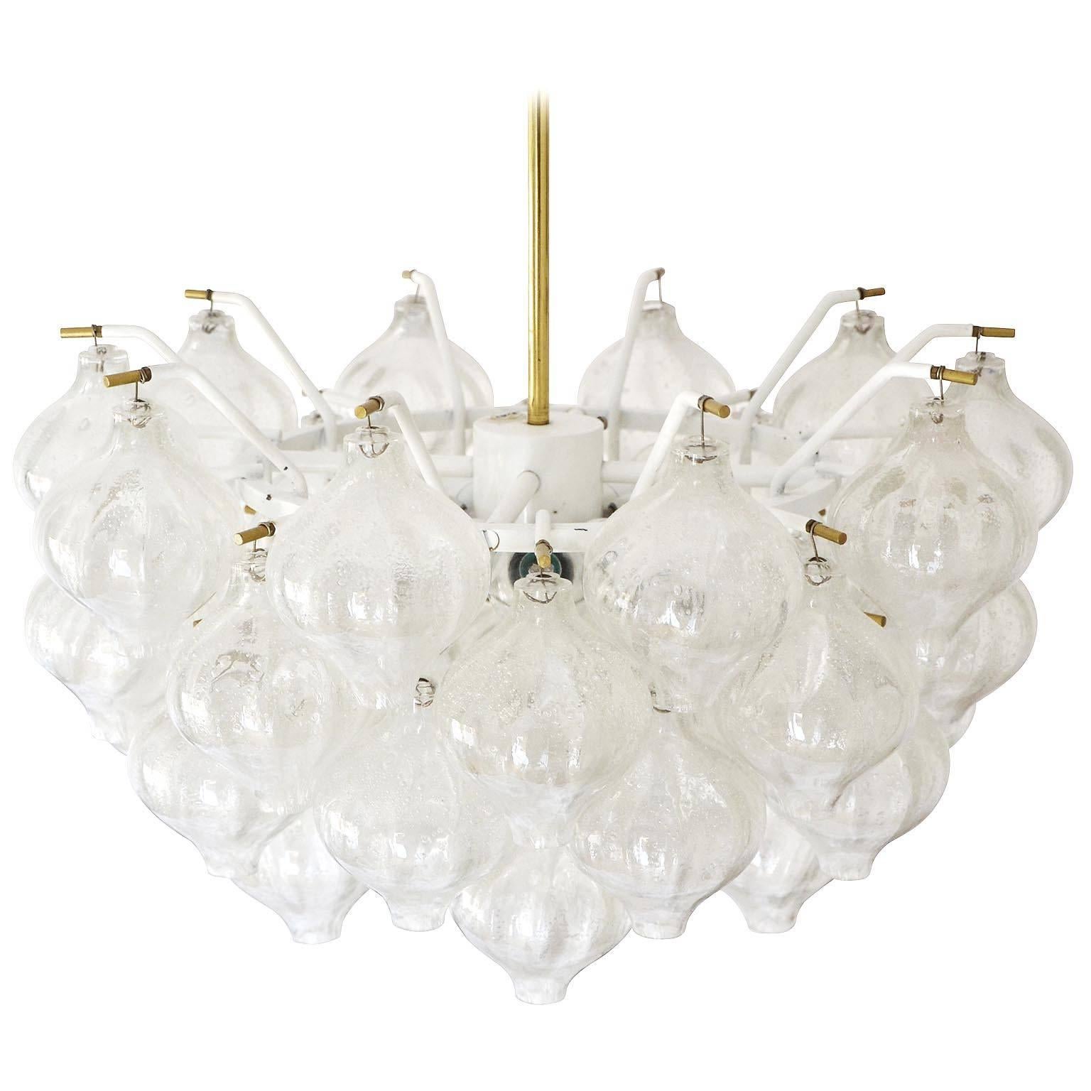 Set Kalmar Kronleuchter und Paar Wandleuchten ''Tulipan'' Glas Messing 1970 (Österreichisch) im Angebot