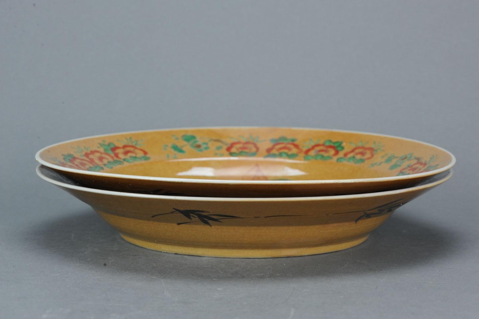 Grazioso e insolito SET di 2 piatti in porcellana cinese. Fondo Cafe au lait e colori famille verte. In ottime condizioni di esposizione.

Informazioni aggiuntive:
Materiale: Porcellana e ceramica
Tipo: Piastre
Regione di origine: Cina
Imperatore: