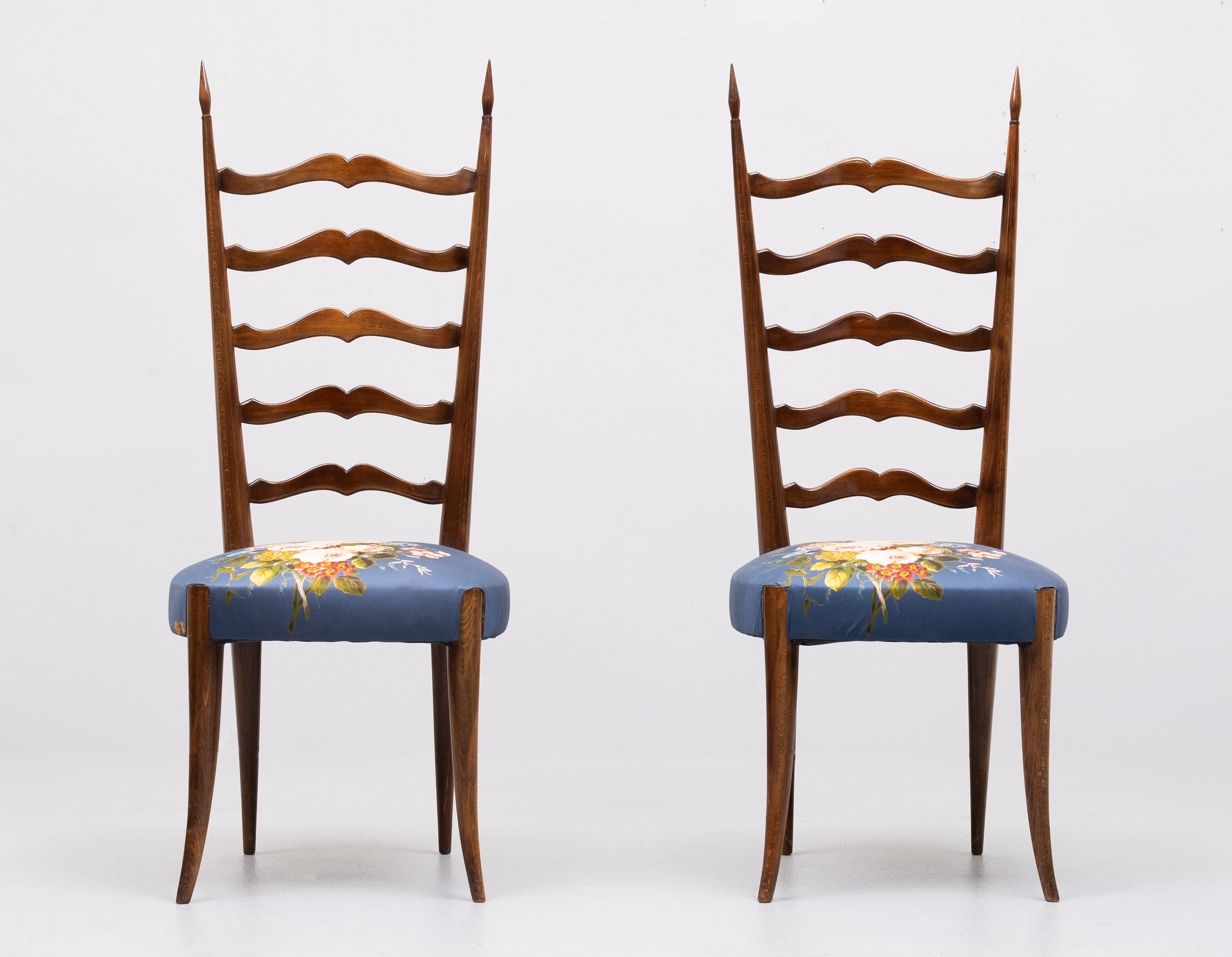 Un set molto bello di sedie italiane con schienale a scaletta. Eleganza e bellezza. 
design . Anni '50 Italia . Tappezzeria in seta tipo fiore. 