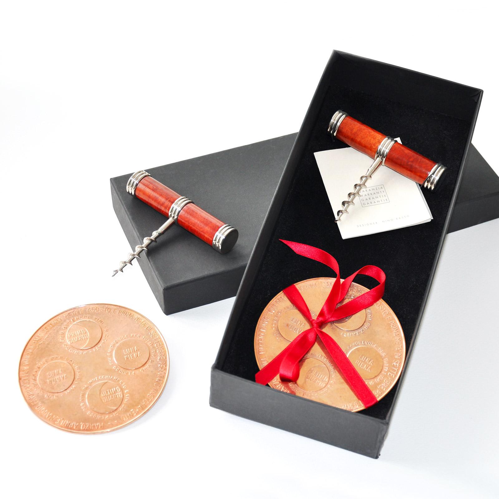 Descubra LE LUNE, un refinado conjunto de accesorios para beber que celebra el vínculo entre las fases de la luna y el vino. 
Diseñado por Nino Basso, este exclusivo set incluye un portabotellas de bronce con bajorrelieve y un sacacorchos de brezo,
