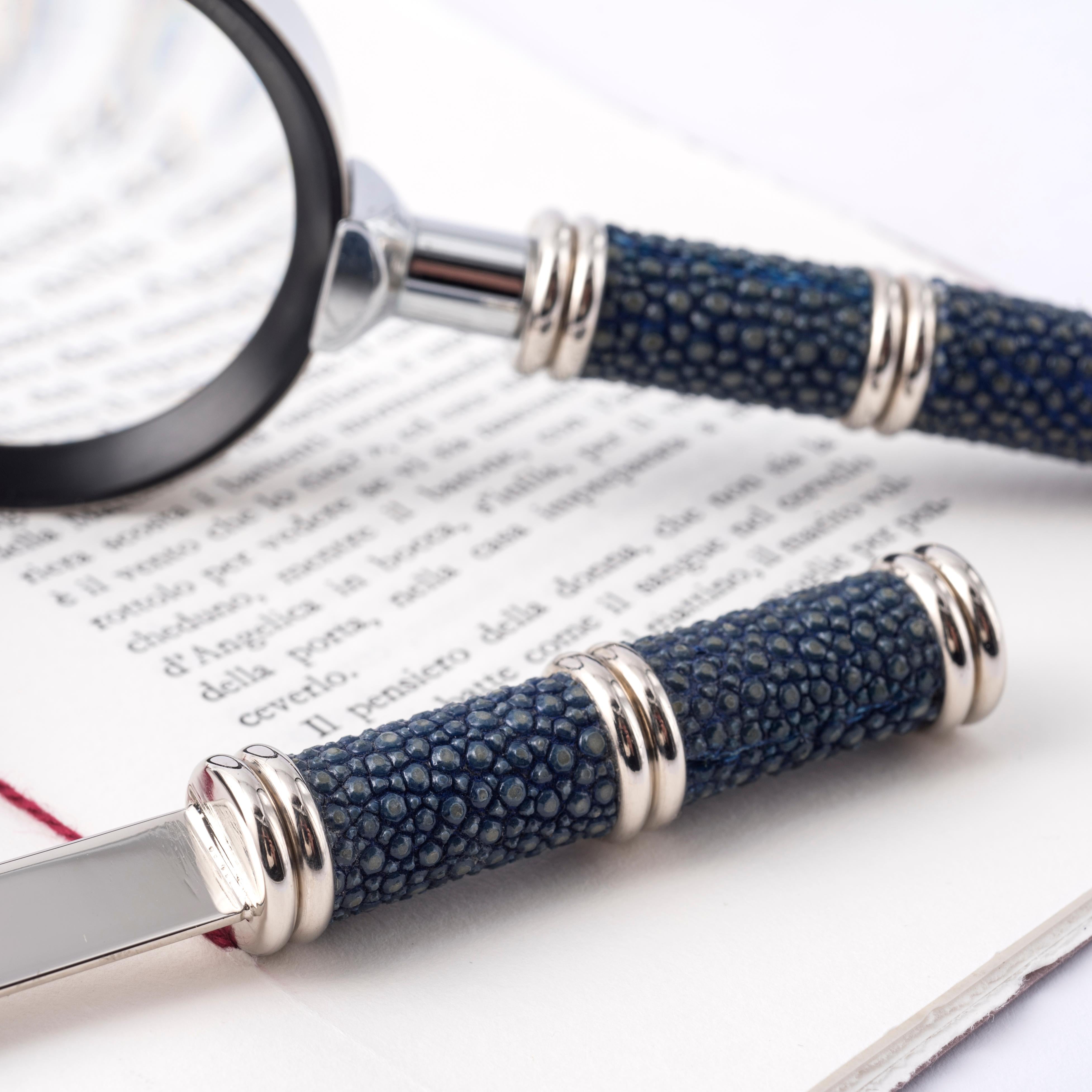 Add a touch of elegance to your desk with this exclusive accessory set made of blue shagreen leather, a fine material known for its unique texture composed of tiny bead-like grains.
 Refined design and excellent craftsmanship come together in this