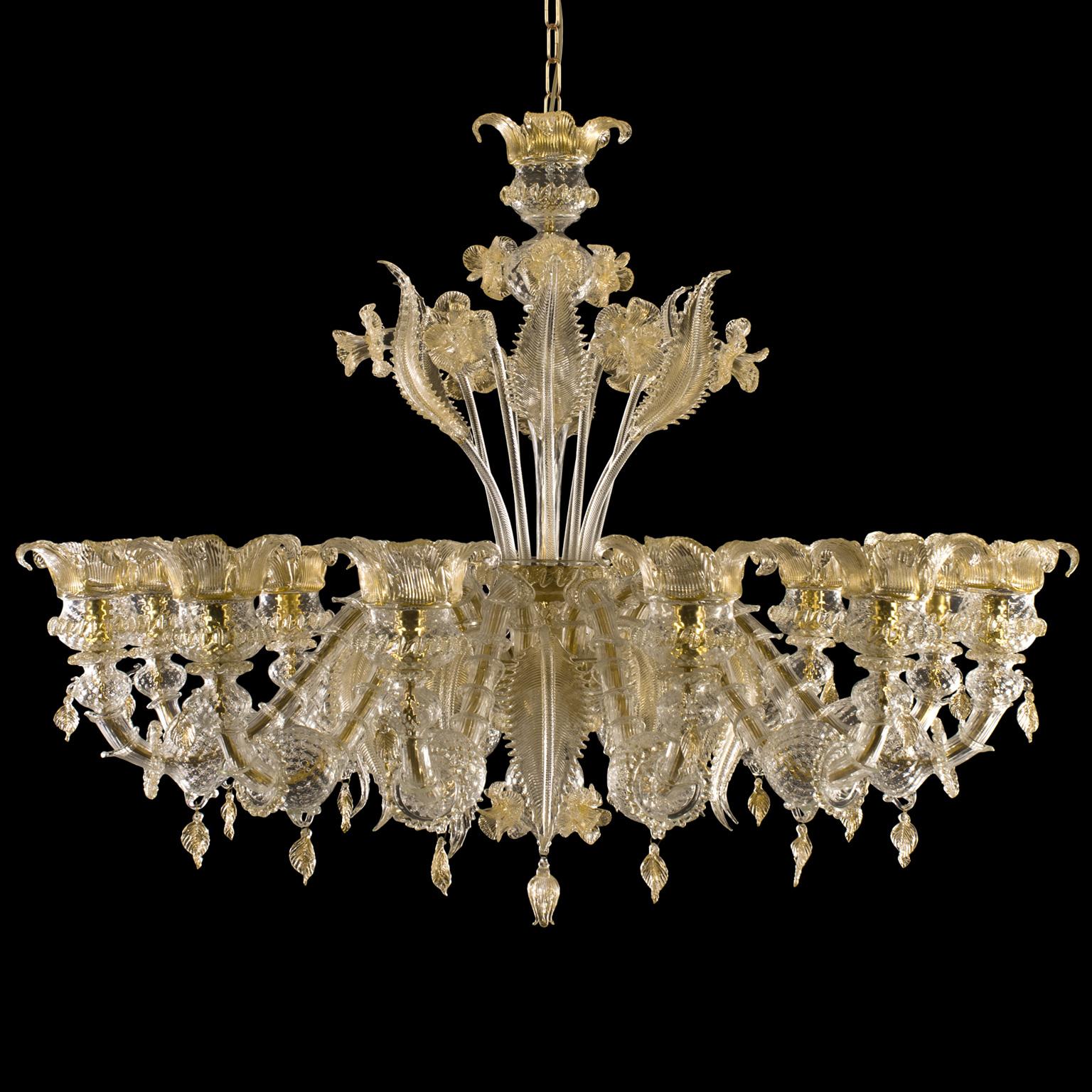 The Murano glass chandelier Regale is a romantic lighting work, inspired from the luxurious halls of the Venetian buildings on the Canal Grande.
Special set composed by:
1 x chandelier 12 lights Rezzonico Regale by Multiforme in clear and gold
4