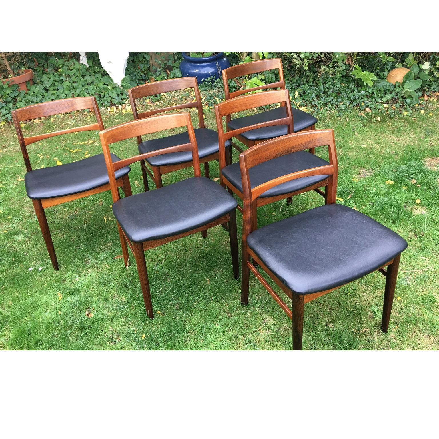 Ensemble de 6 chaises de salle à manger danoises en palissandre du milieu du siècle par Henning Kjaernulf, années 1960 Bon état - En vente à Richmond, Surrey