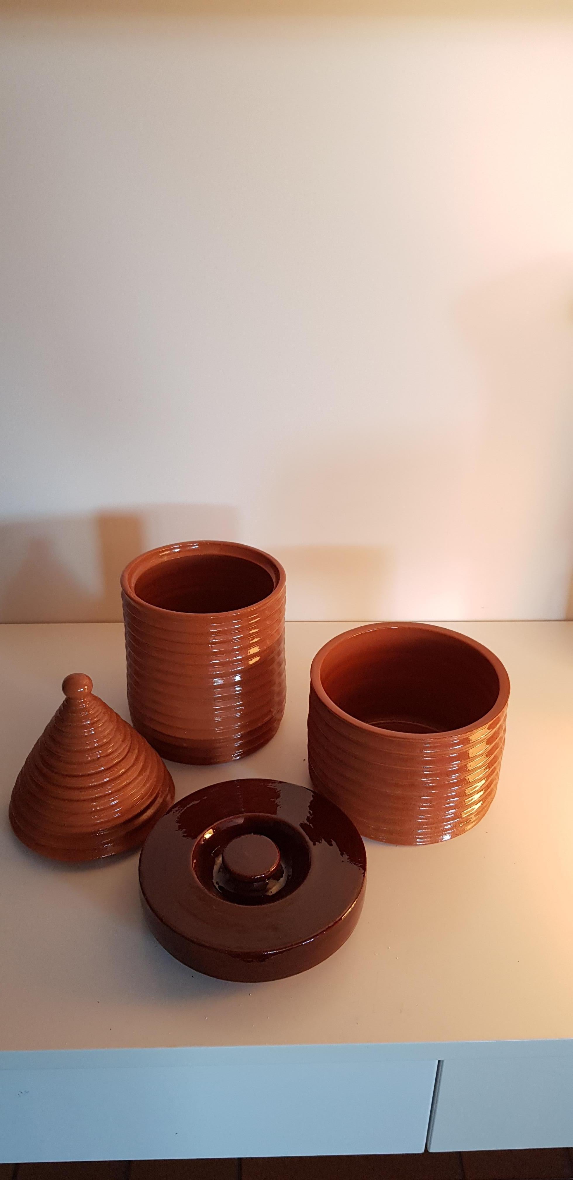 A particular set of pots that hides its function and becomes a decorative object.
It is a typical artifact of the Italian folk tradition where balanced and healthy Puglian recipes are slow-cooked, near the barbeque: these pots suits contemporary