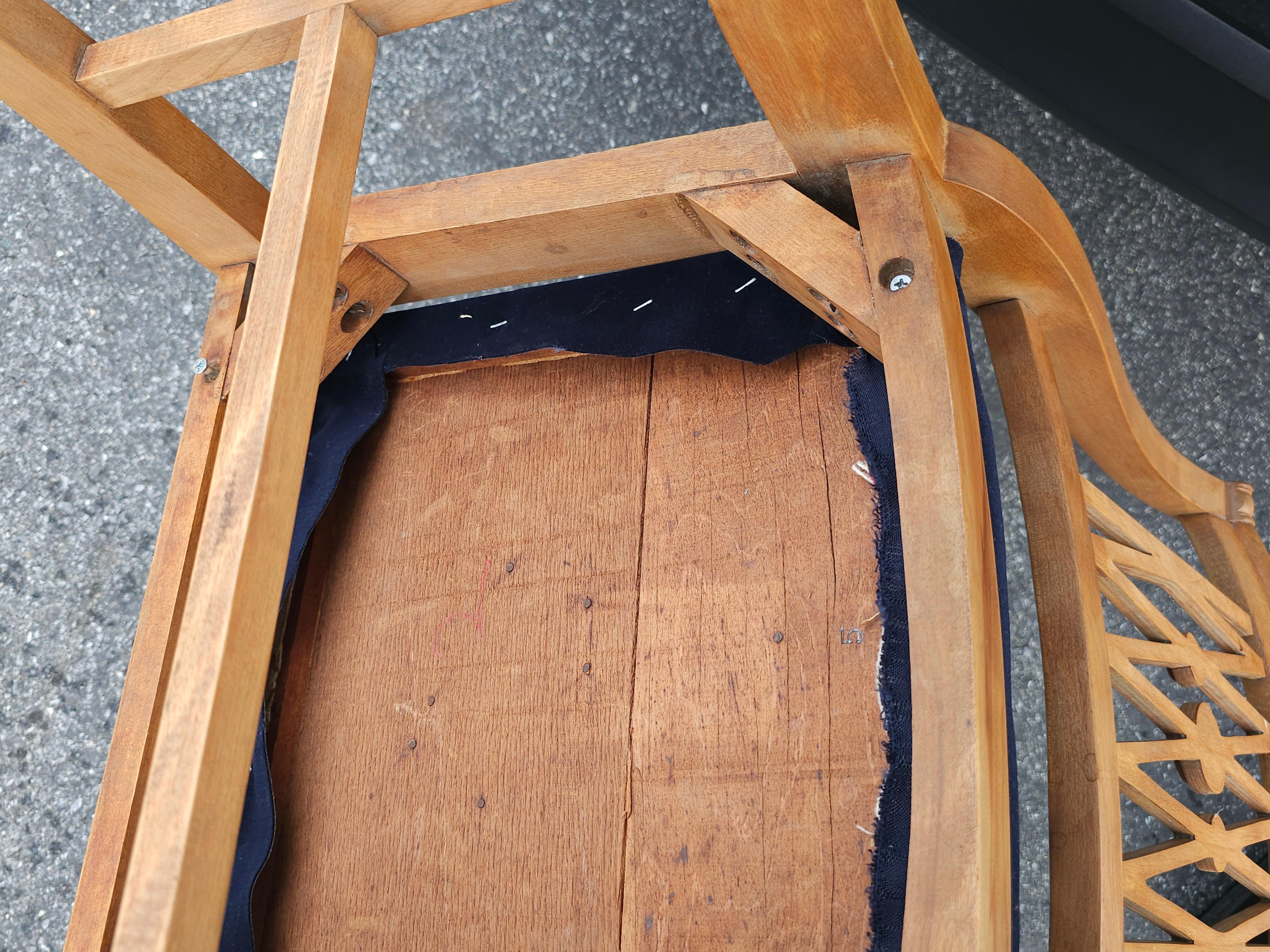 Set aus Duncan Phyfe-Esszimmerstühlen aus Naturahornholz und gepolsterten Stühlen, Mid-Century  im Angebot 2