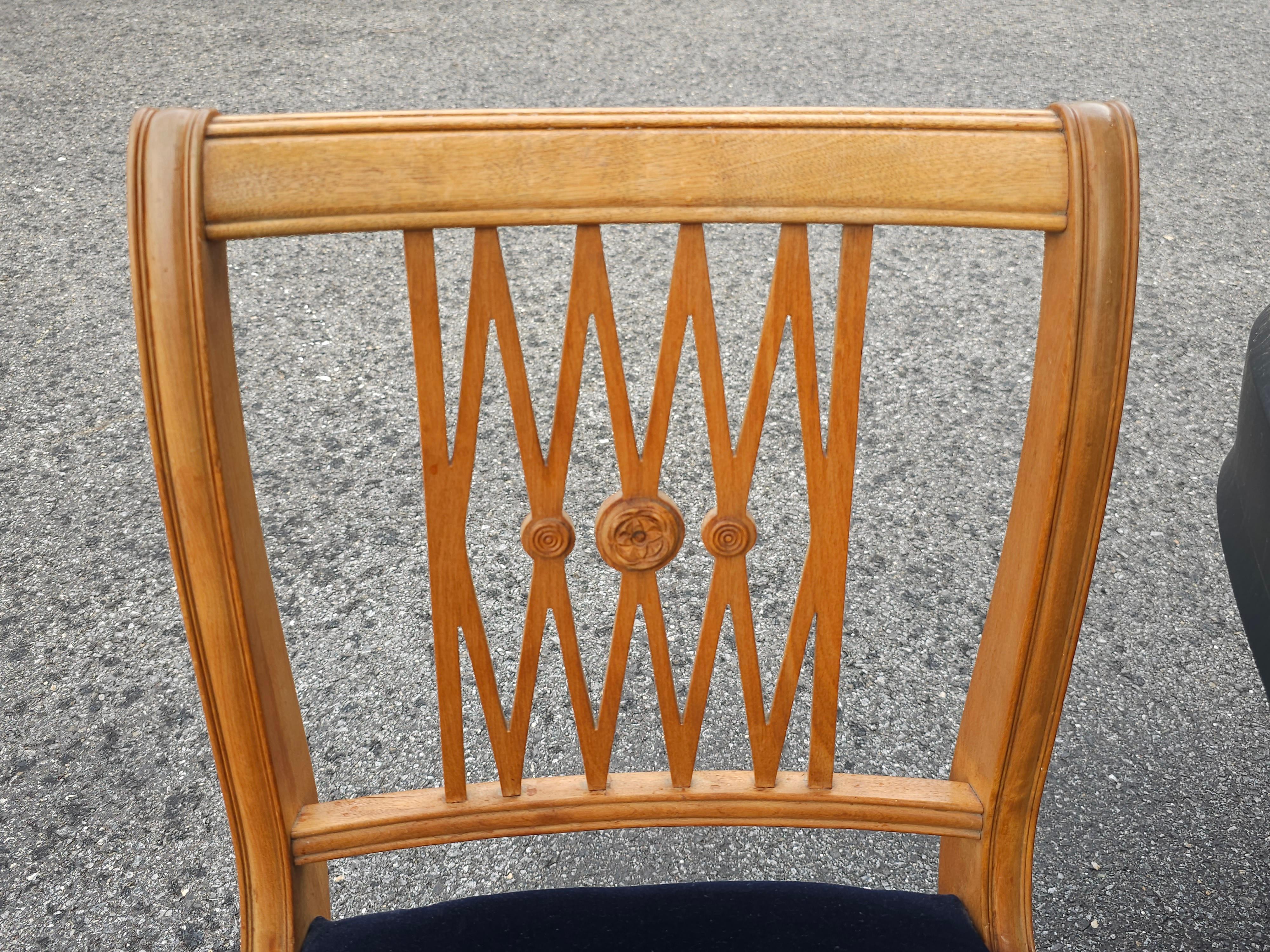 Set aus Duncan Phyfe-Esszimmerstühlen aus Naturahornholz und gepolsterten Stühlen, Mid-Century  (Moderne der Mitte des Jahrhunderts) im Angebot