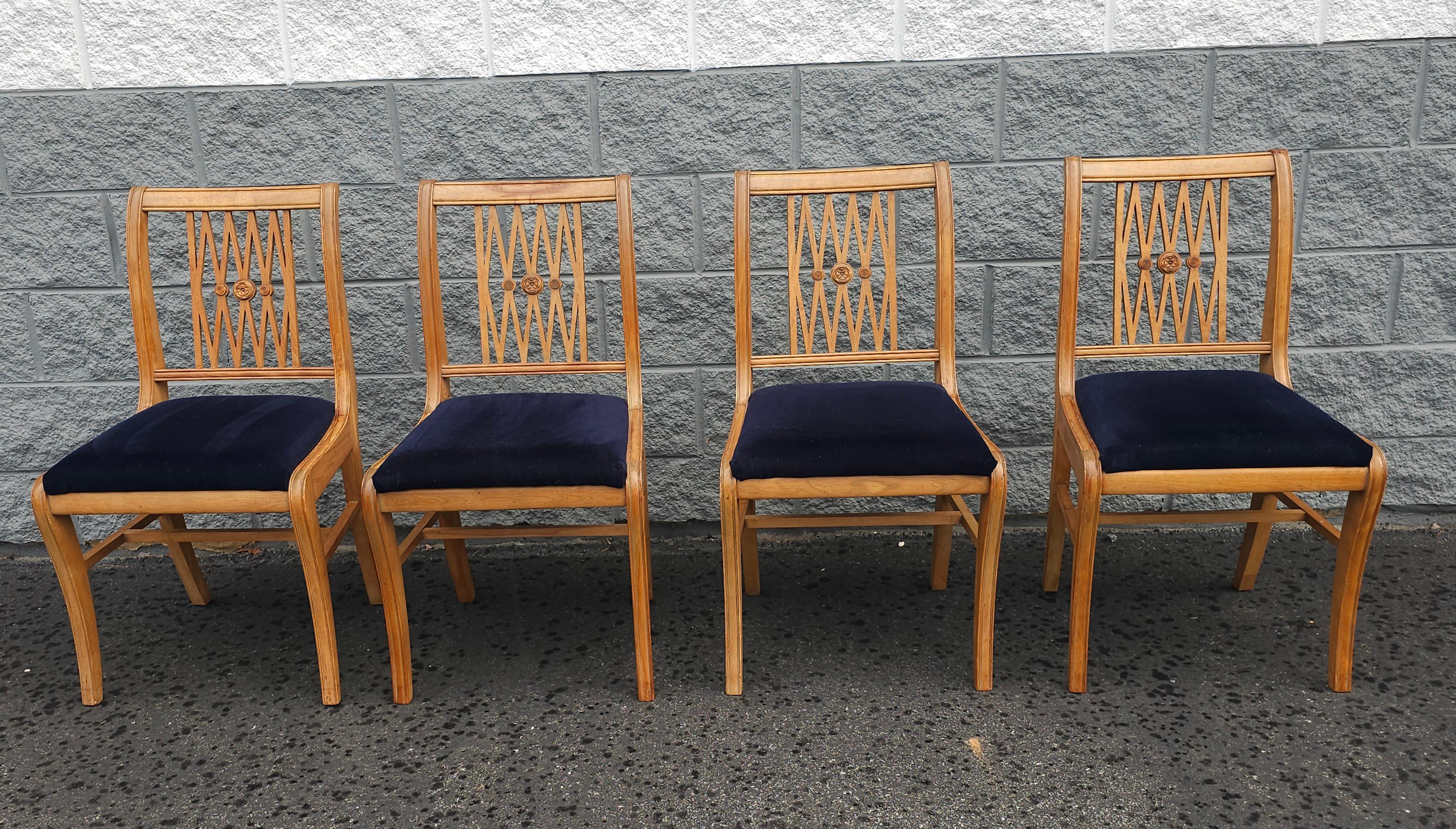 Set aus Duncan Phyfe-Esszimmerstühlen aus Naturahornholz und gepolsterten Stühlen, Mid-Century  (Sonstiges) im Angebot