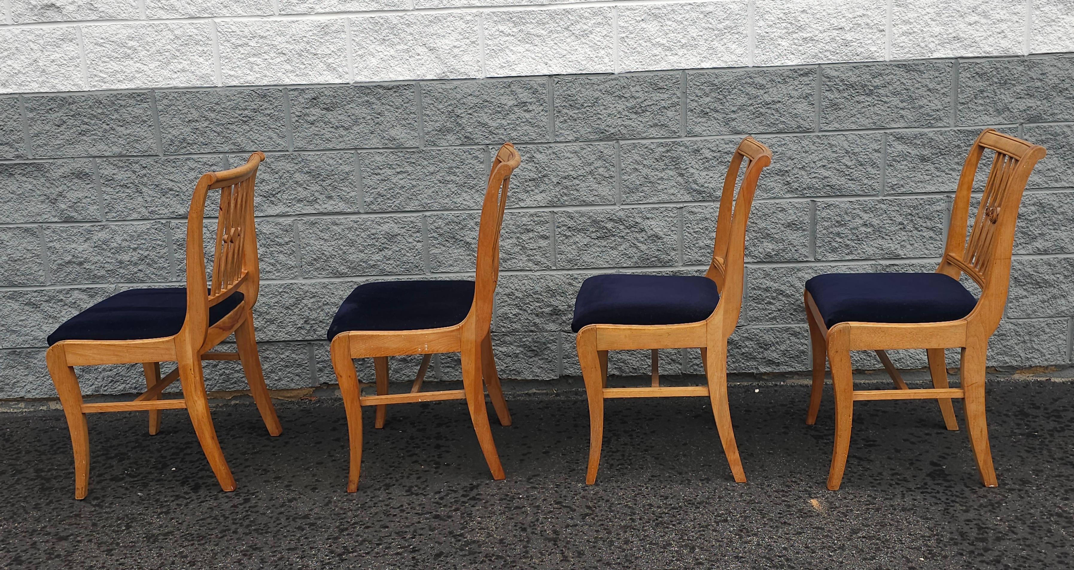 20ième siècle Ensemble de chaises de salle à manger du milieu du siècle dernier Duncan Phyfe en érable naturel et tapissé  en vente