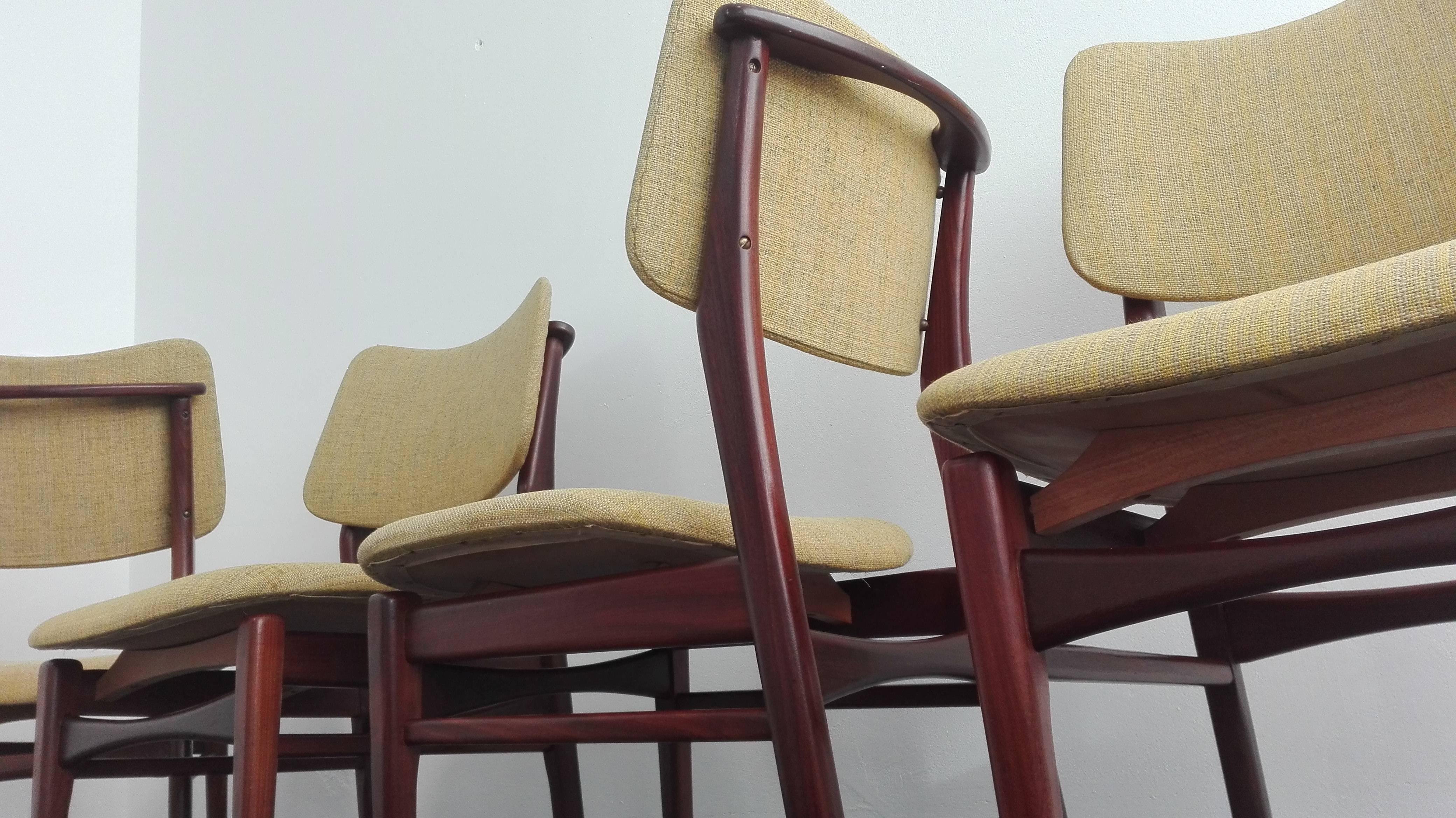 Set of four teak dining chairs from the 1960s.
Seat and backrest upholstered with yellow and green blended fabric.

Dimensions: H 86 cm x W 49 cm x D 50 cm x Seat height 46 cm.
Good condition, has signs of age and use to the fabric, see detailed