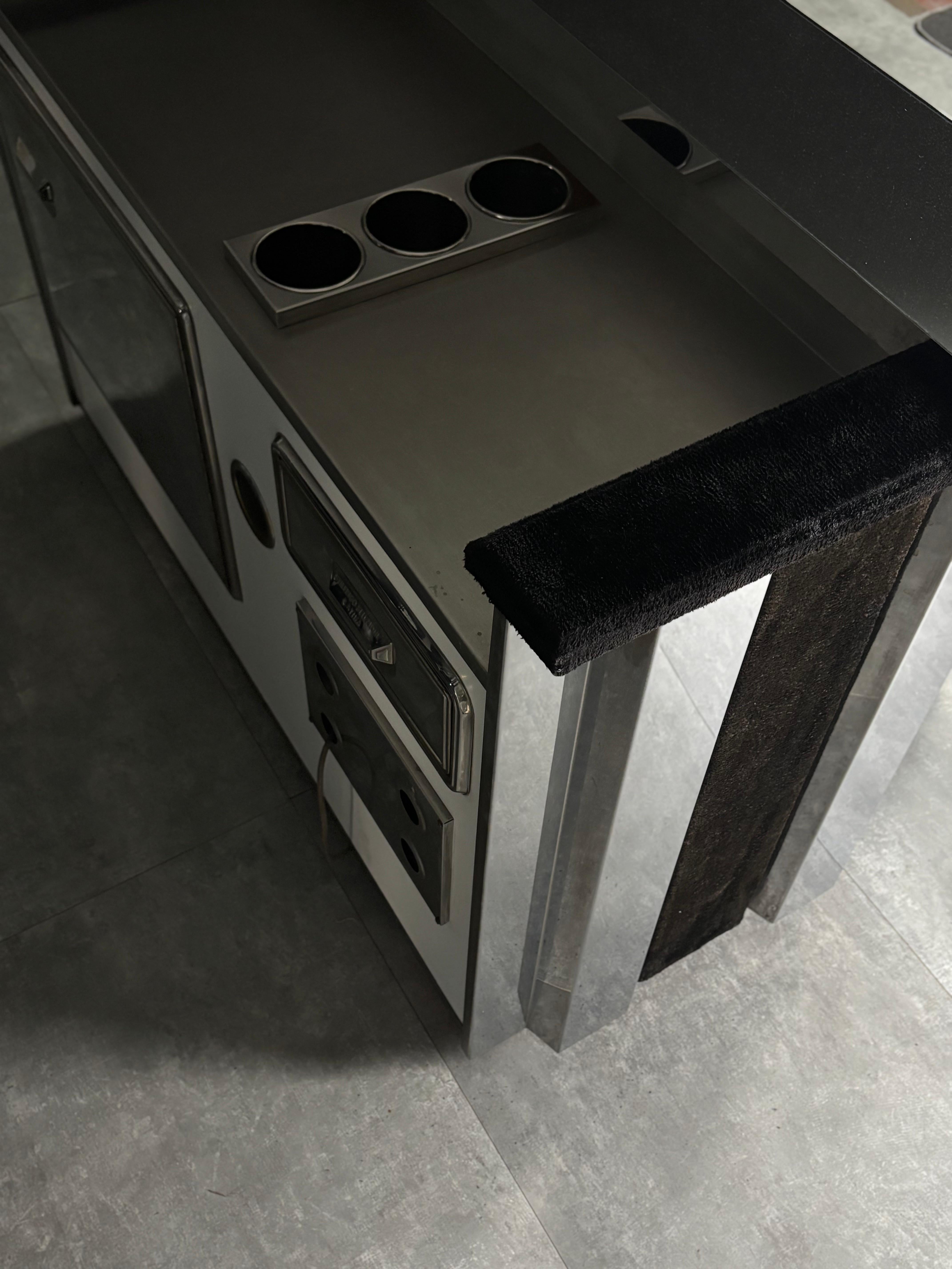 Mueble bar y taburetes de acero, juego de 4 Late 20th Century en venta