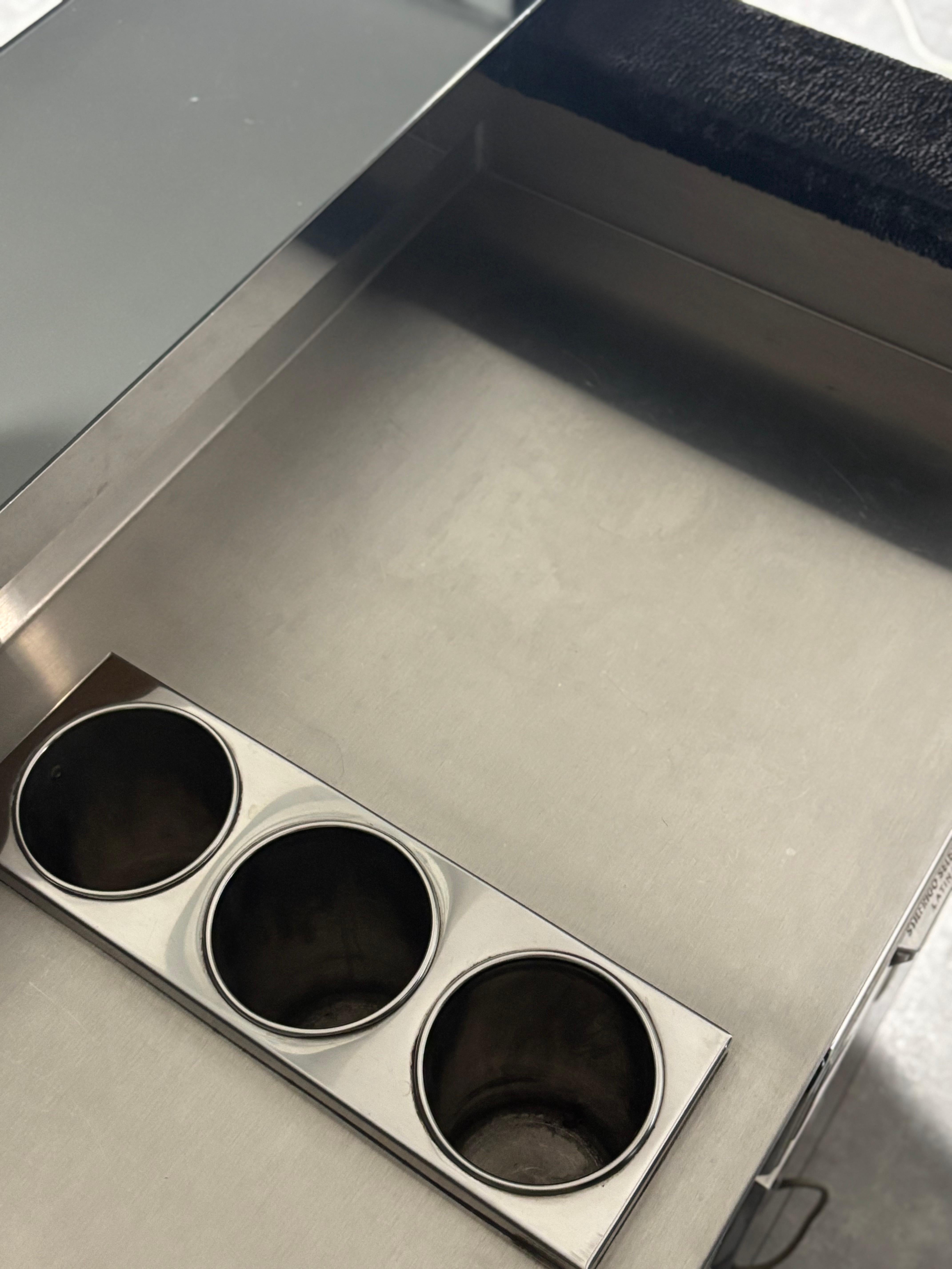 Mueble bar y taburetes de acero, juego de 4 en venta 1